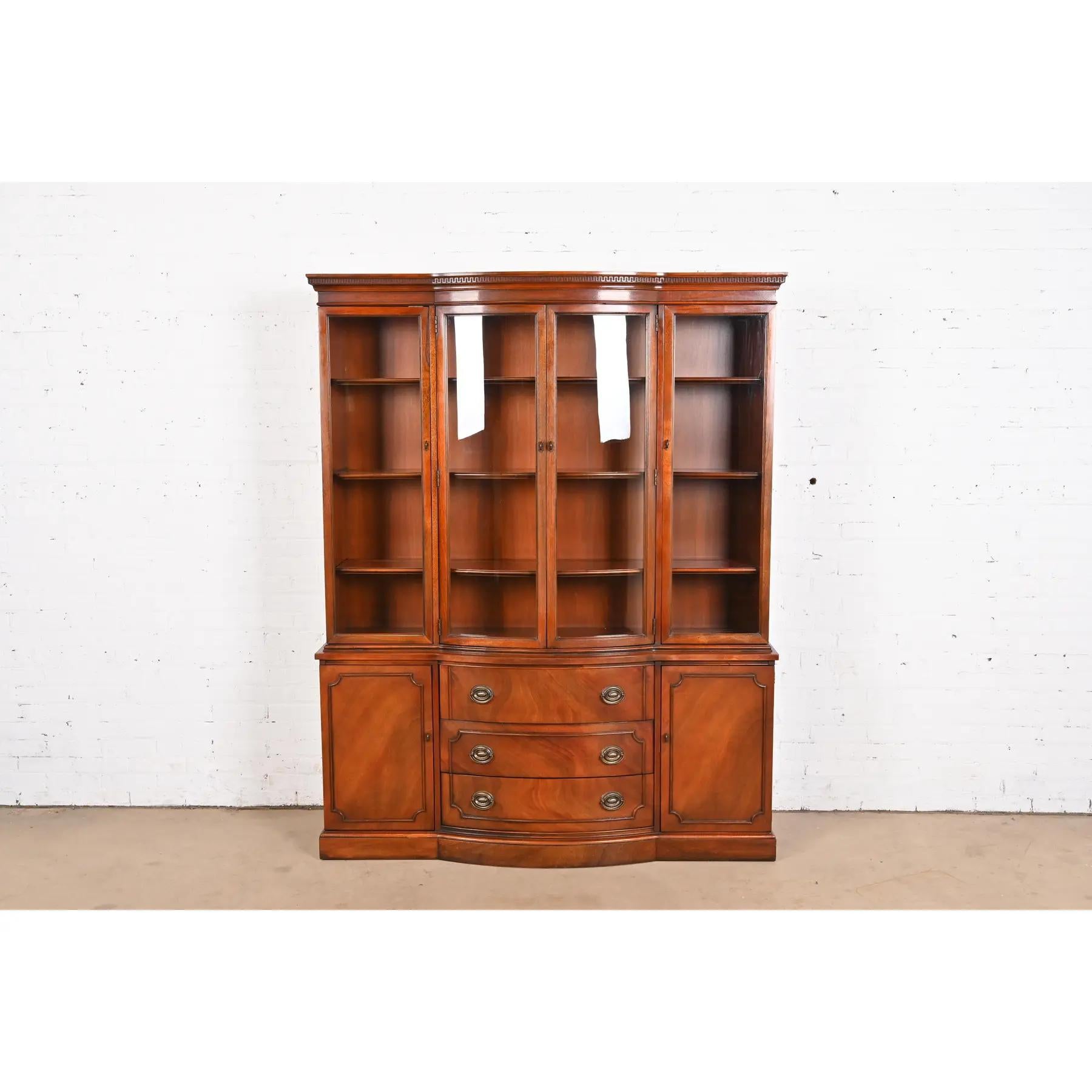 Georgiano Mobile libreria Drexel Georgian Carved Mahogany Breakfront, anni '50 in vendita