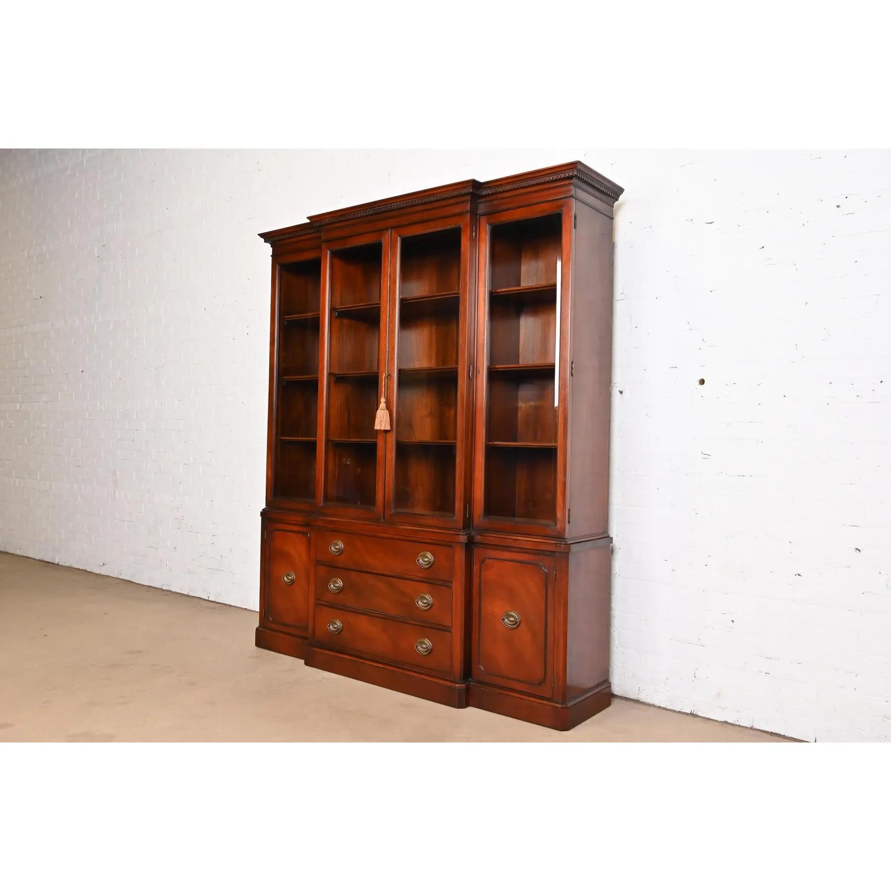 Americano Mobile libreria Drexel Georgian Carved Mahogany Breakfront, anni '50 in vendita
