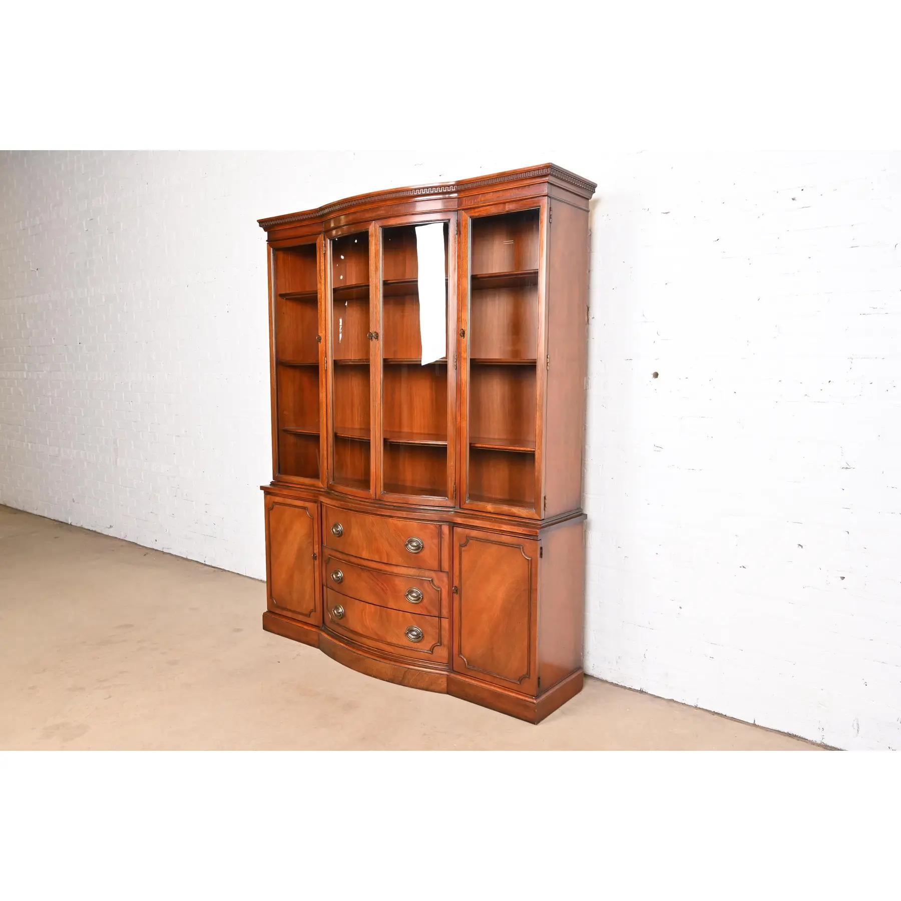 Americano Mobile libreria Drexel Georgian Carved Mahogany Breakfront, anni '50 in vendita