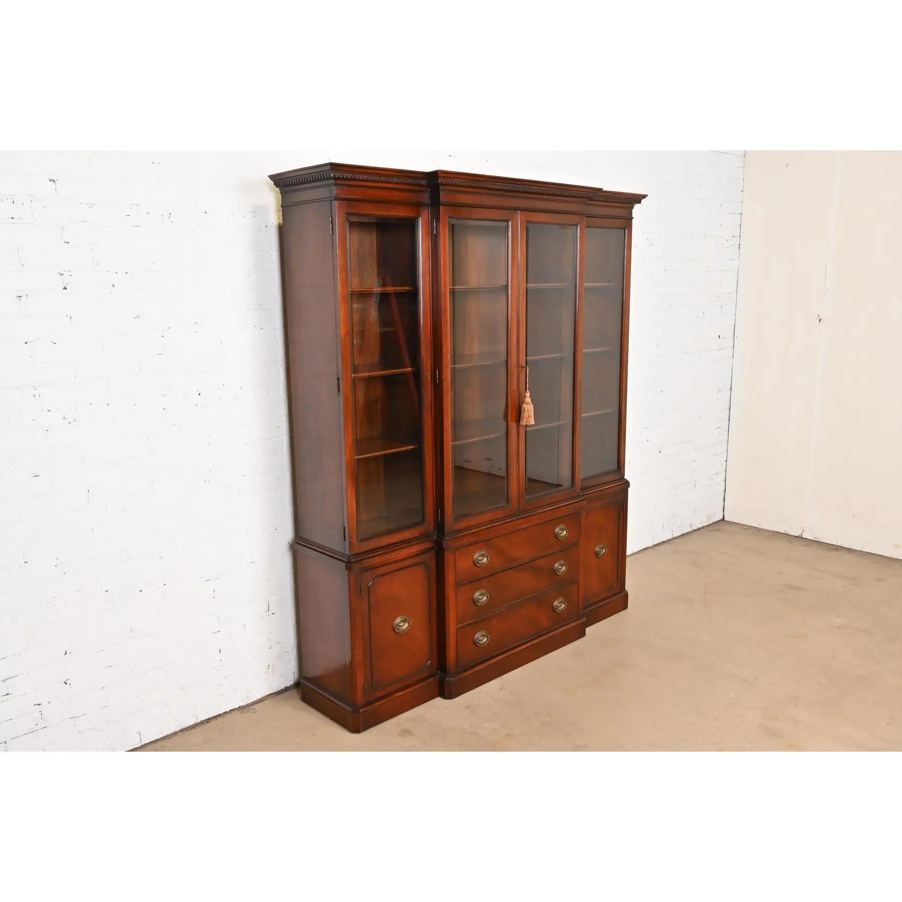 Mobile libreria Drexel Georgian Carved Mahogany Breakfront, anni '50 In condizioni buone in vendita a South Bend, IN