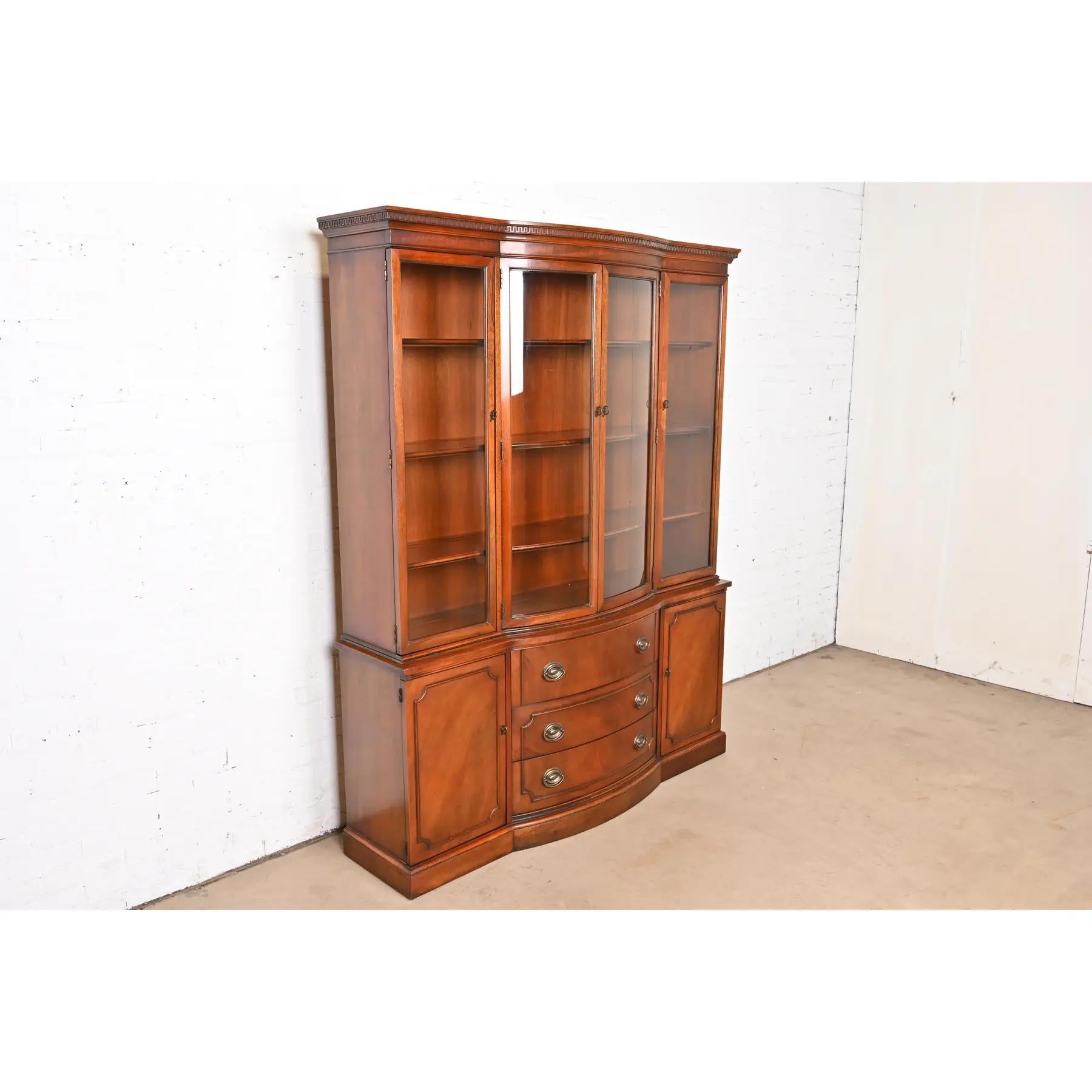 Mobile libreria Drexel Georgian Carved Mahogany Breakfront, anni '50 In condizioni buone in vendita a South Bend, IN