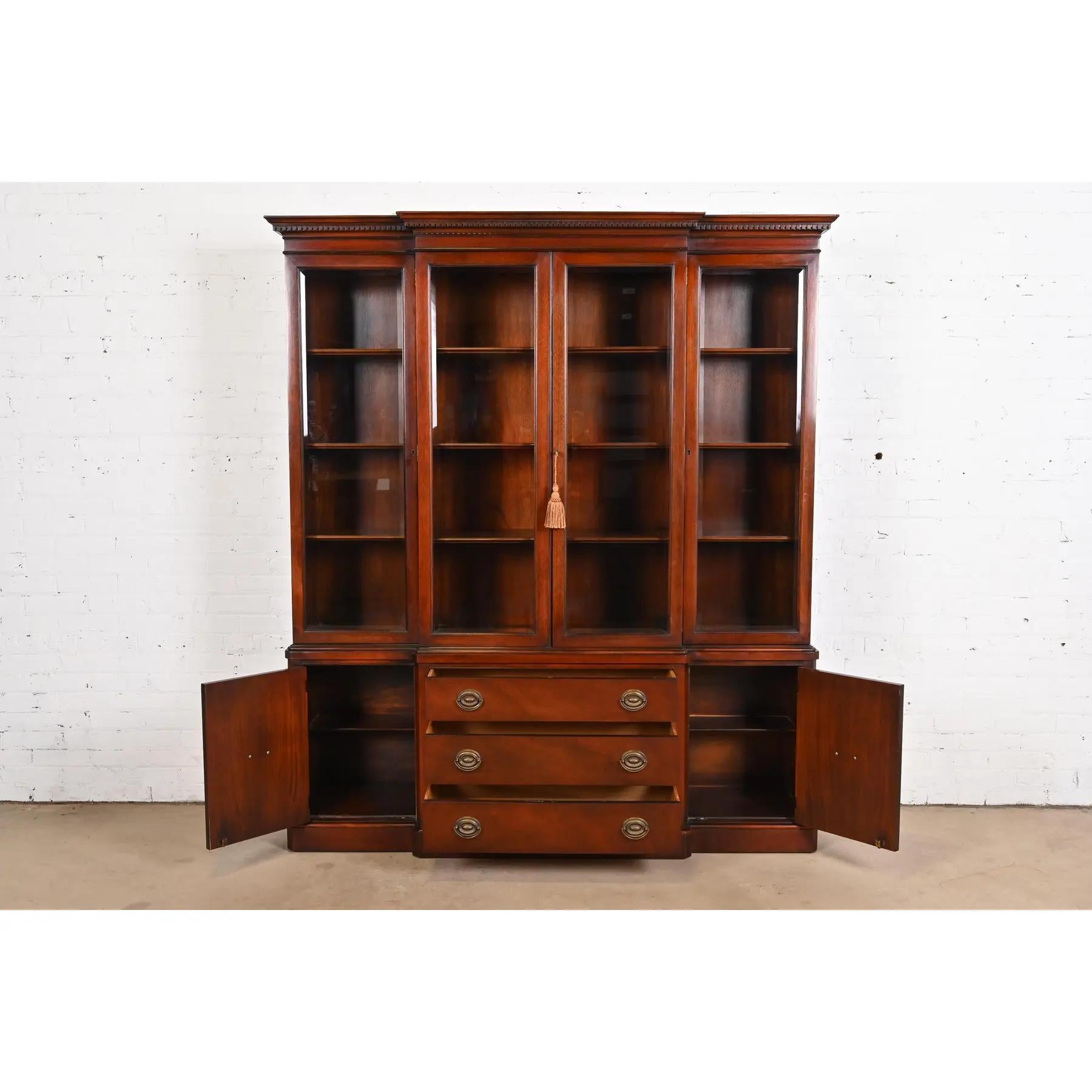 Metà XX secolo Mobile libreria Drexel Georgian Carved Mahogany Breakfront, anni '50 in vendita