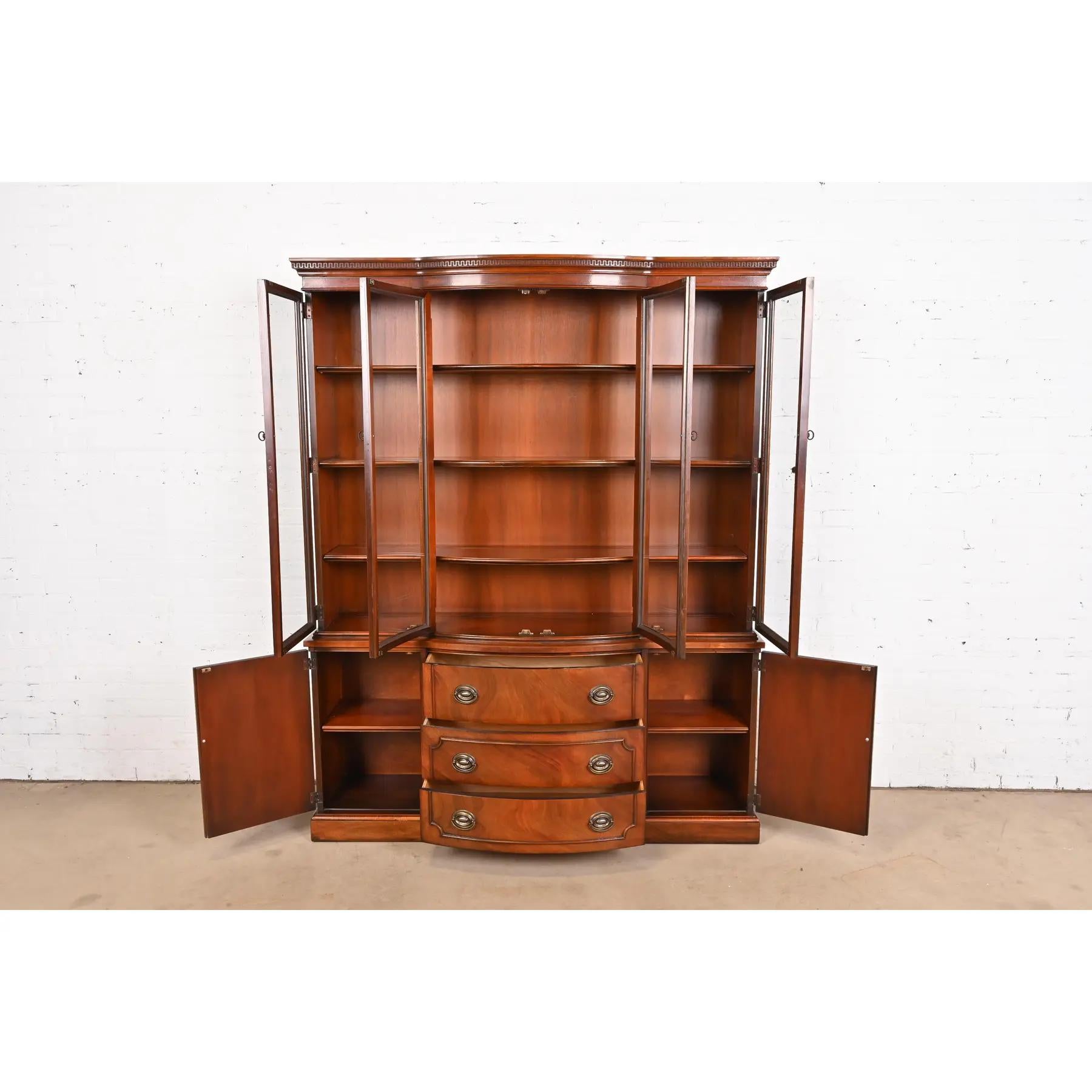 Metà XX secolo Mobile libreria Drexel Georgian Carved Mahogany Breakfront, anni '50 in vendita
