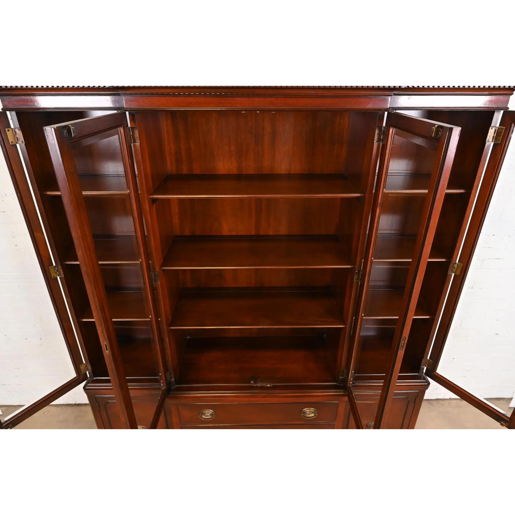 Ottone Mobile libreria Drexel Georgian Carved Mahogany Breakfront, anni '50 in vendita
