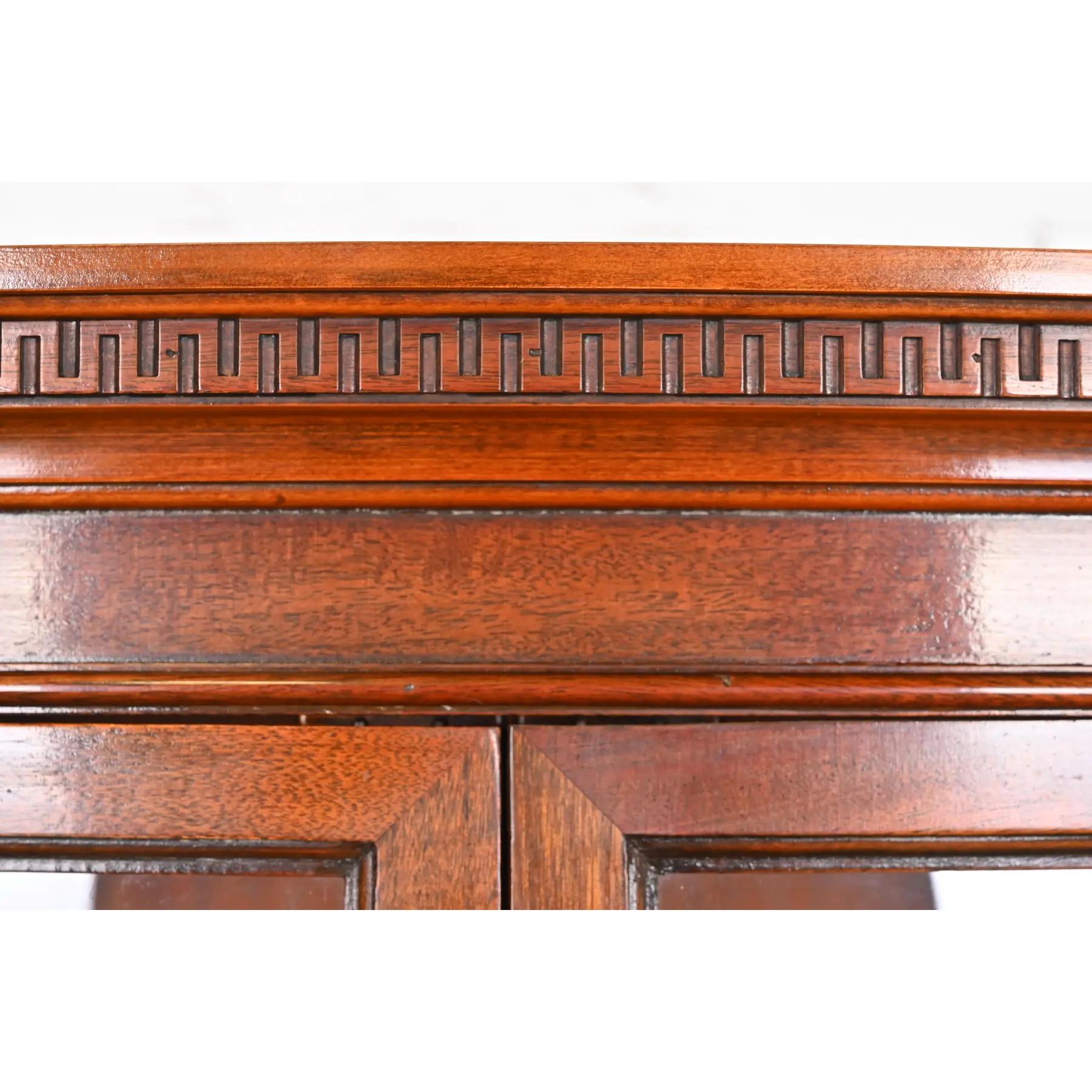Ottone Mobile libreria Drexel Georgian Carved Mahogany Breakfront, anni '50 in vendita