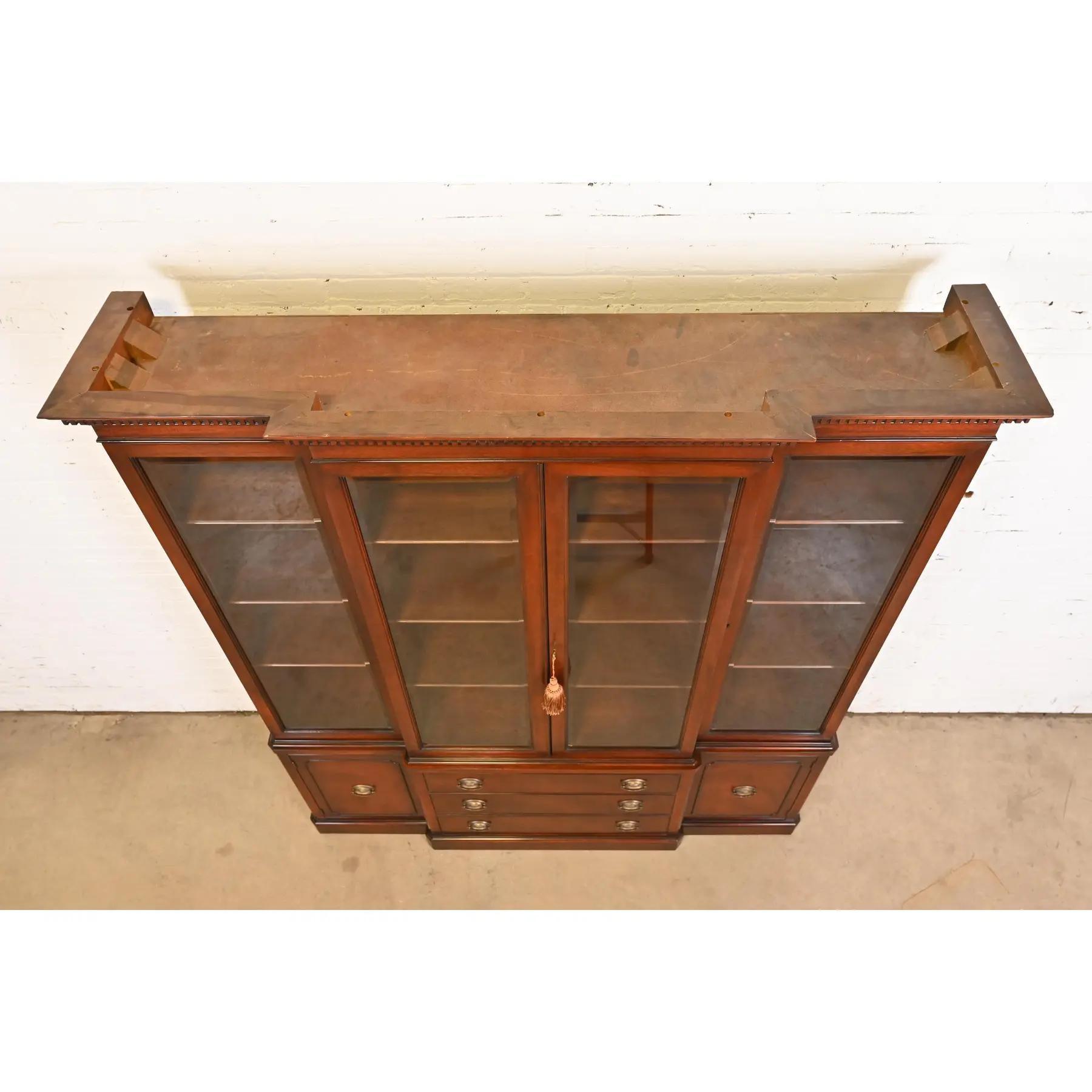 Mobile libreria Drexel Georgian Carved Mahogany Breakfront, anni '50 in vendita 1