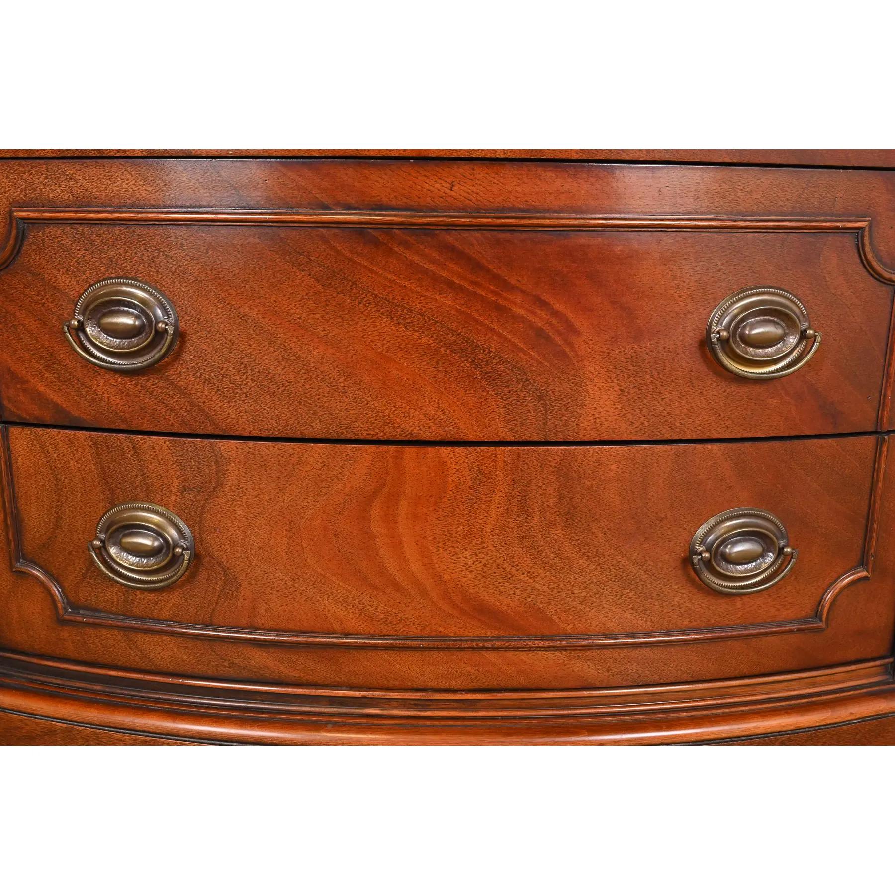 Mobile libreria Drexel Georgian Carved Mahogany Breakfront, anni '50 in vendita 1