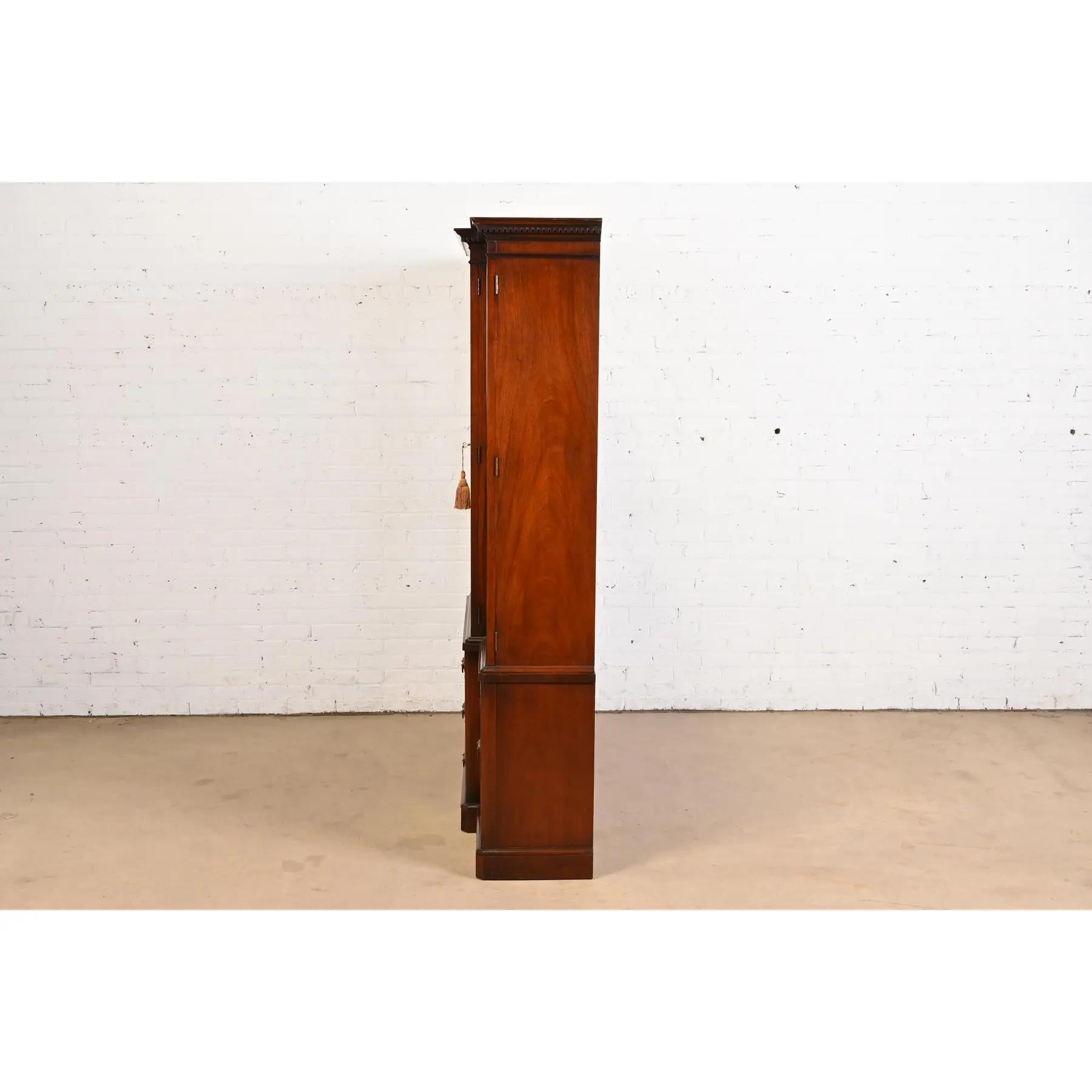 Mobile libreria Drexel Georgian Carved Mahogany Breakfront, anni '50 in vendita 2