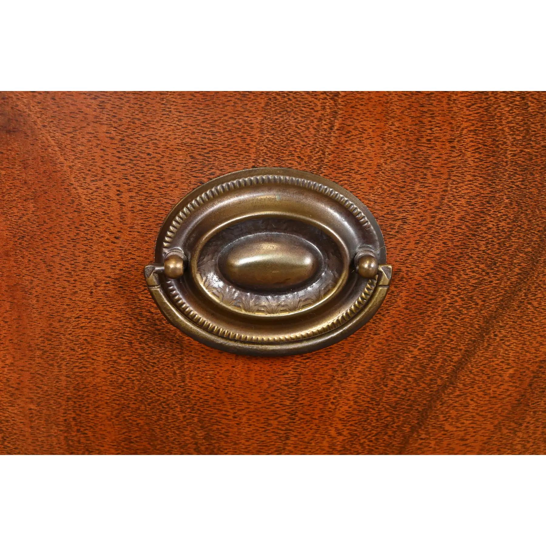 Mobile libreria Drexel Georgian Carved Mahogany Breakfront, anni '50 in vendita 2