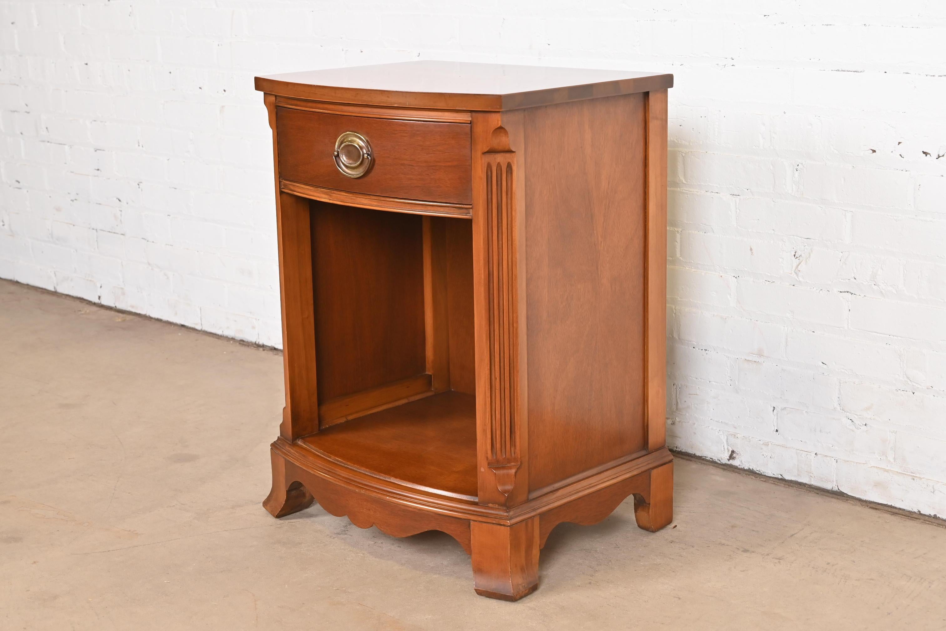 A gorgeous Georgian or Chippendale style nightstand

By Drexel

USA, 1950s

Carved mahogany, with original brass hardware.

Measures: 21