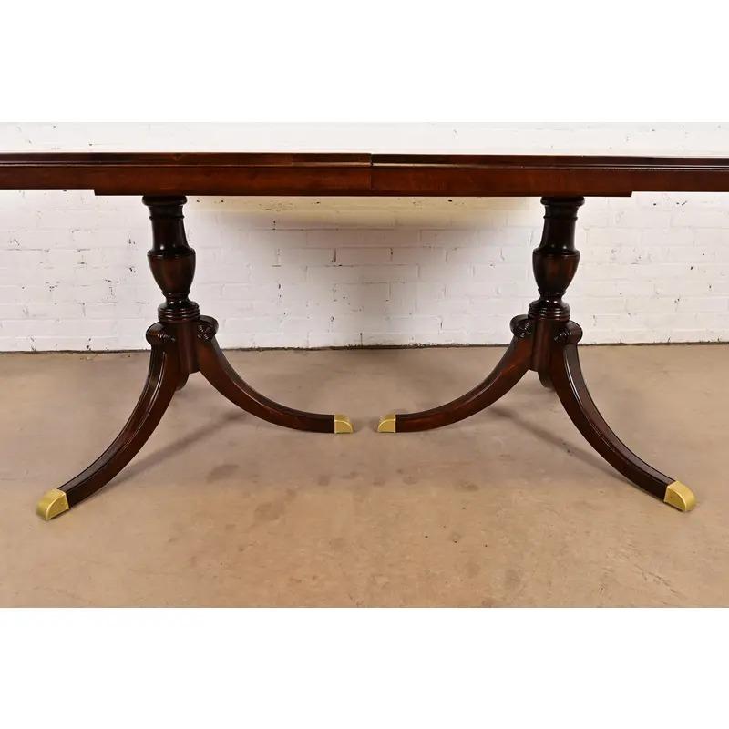 Drexel Georgian Double Pedestal Extension Dining Table, Newly Refinished en vente 4