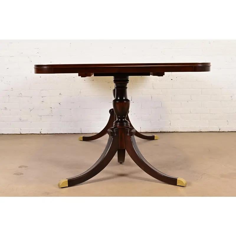 Drexel Georgian Double Pedestal Extension Dining Table, Newly Refinished en vente 5