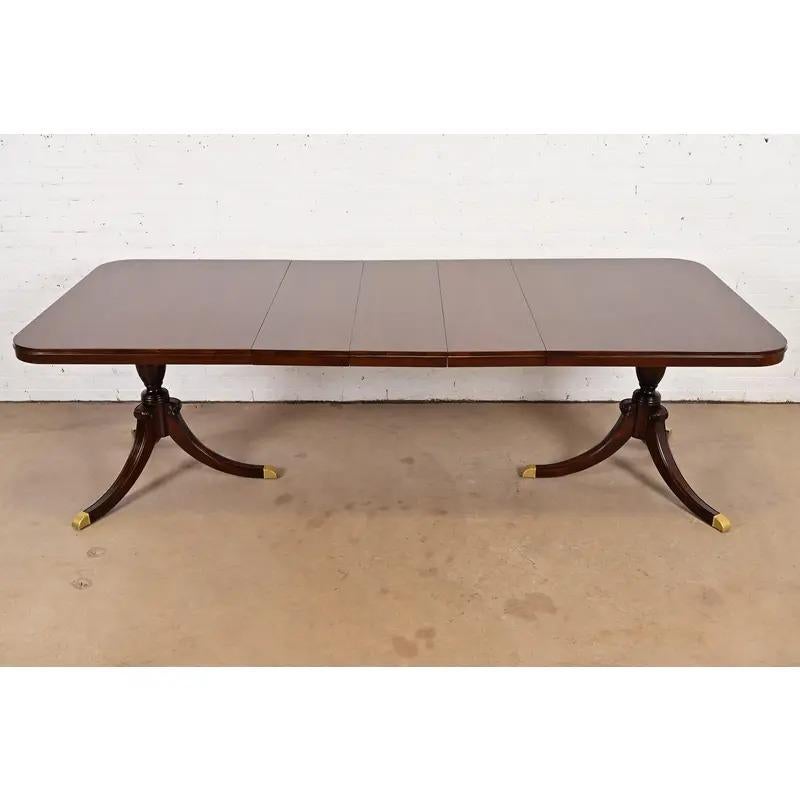 Georgien Drexel Georgian Double Pedestal Extension Dining Table, Newly Refinished en vente