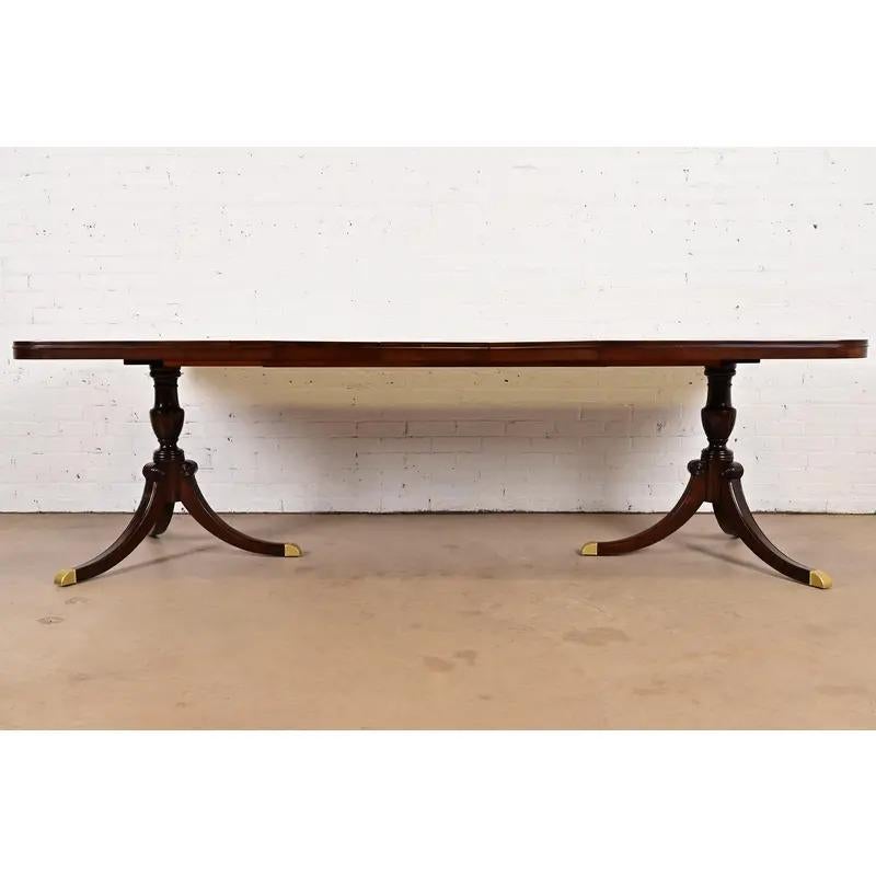 Américain Drexel Georgian Double Pedestal Extension Dining Table, Newly Refinished en vente