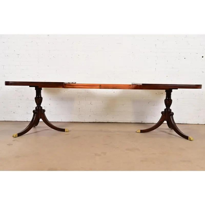 Laiton Drexel Georgian Double Pedestal Extension Dining Table, Newly Refinished en vente