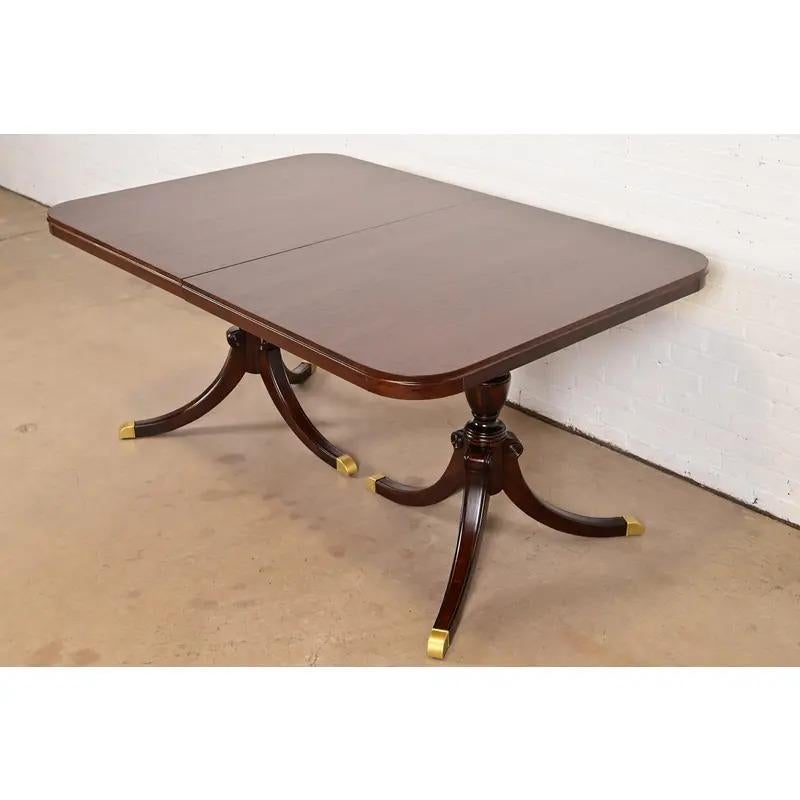 Drexel Georgian Double Pedestal Extension Dining Table, Newly Refinished en vente 2