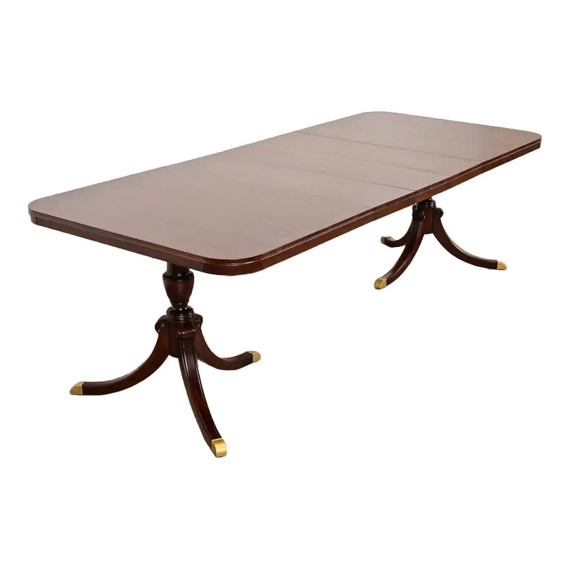 Drexel Georgian Double Pedestal Extension Dining Table, Newly Refinished en vente