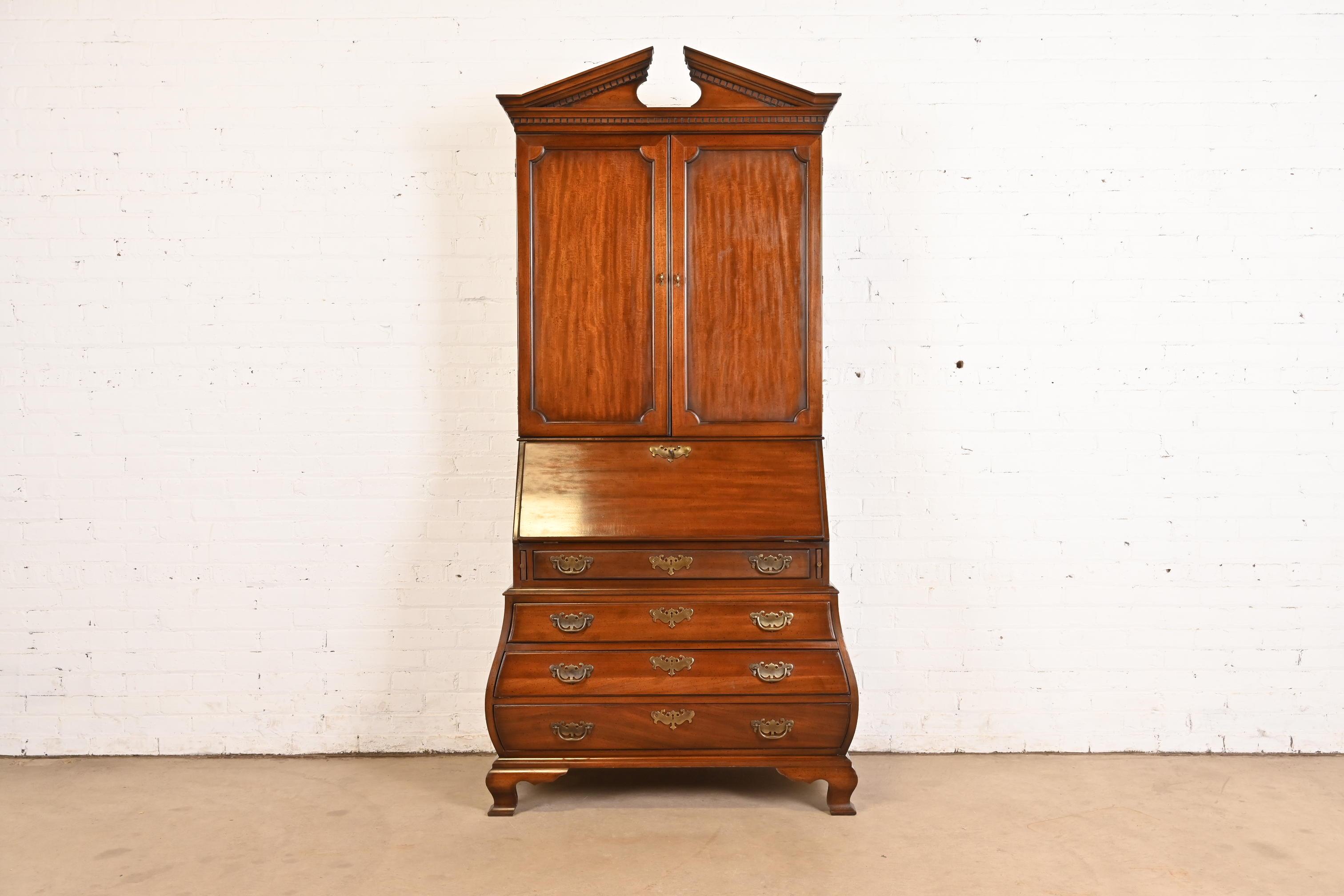 Un eccezionale scrittoio in stile georgiano o Chippendale con scrivania a ribalta e piano libreria a conca

Da Drexel 

USA, 1968

Splendido mogano intagliato, con ferramenta originale in ottone.

Misure: 39,5