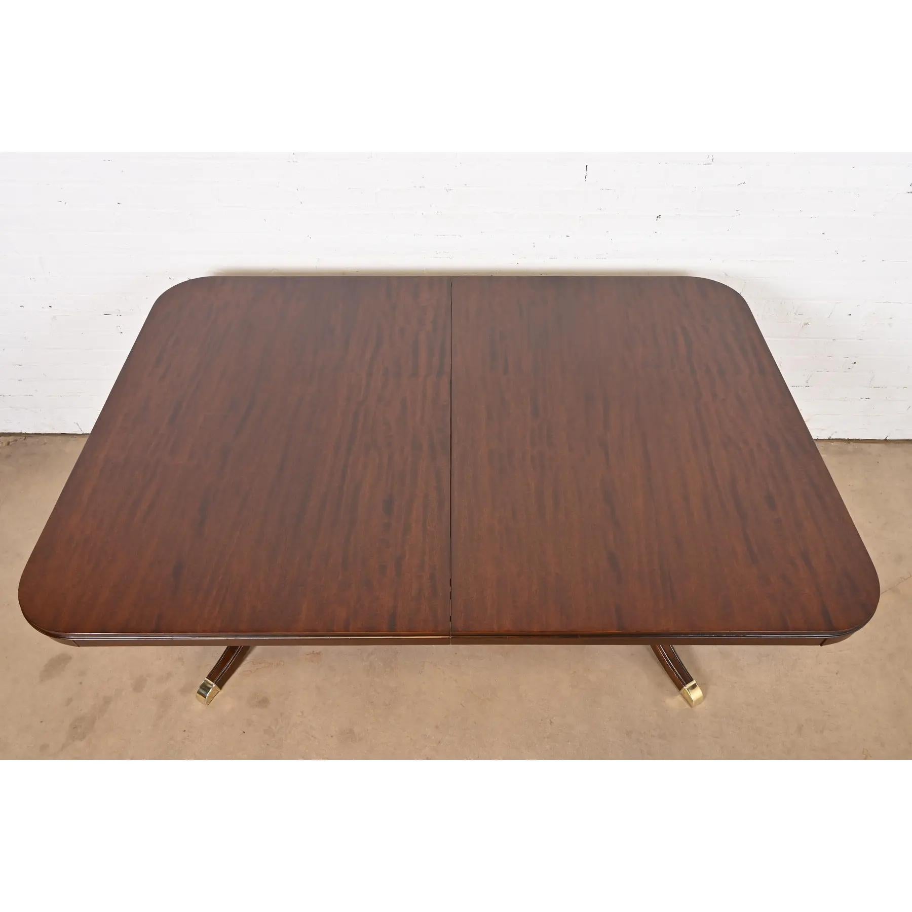 Table de salle à manger géorgienne Drexel à double piédestal, revernie en vente 3