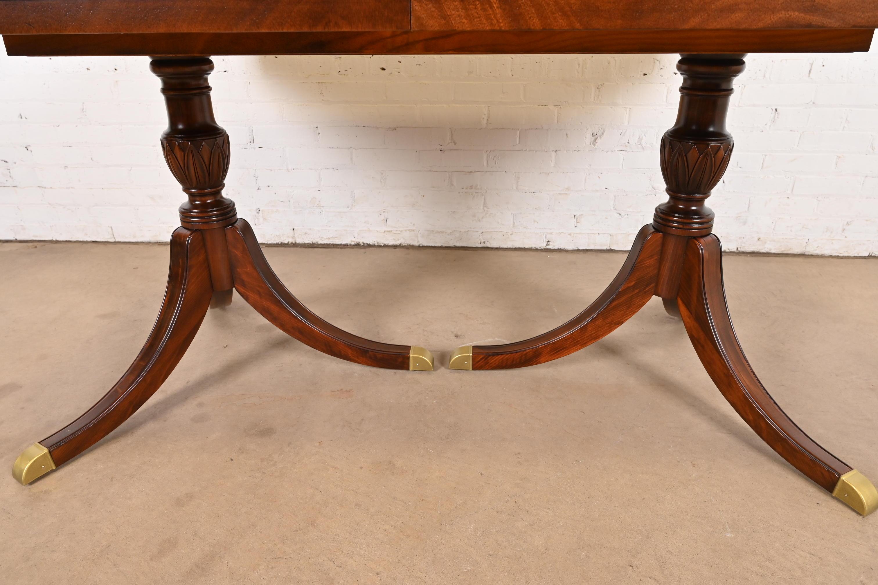 Mesa de comedor extensible de doble pedestal Drexel Georgian de caoba,  Refinished en venta 3
