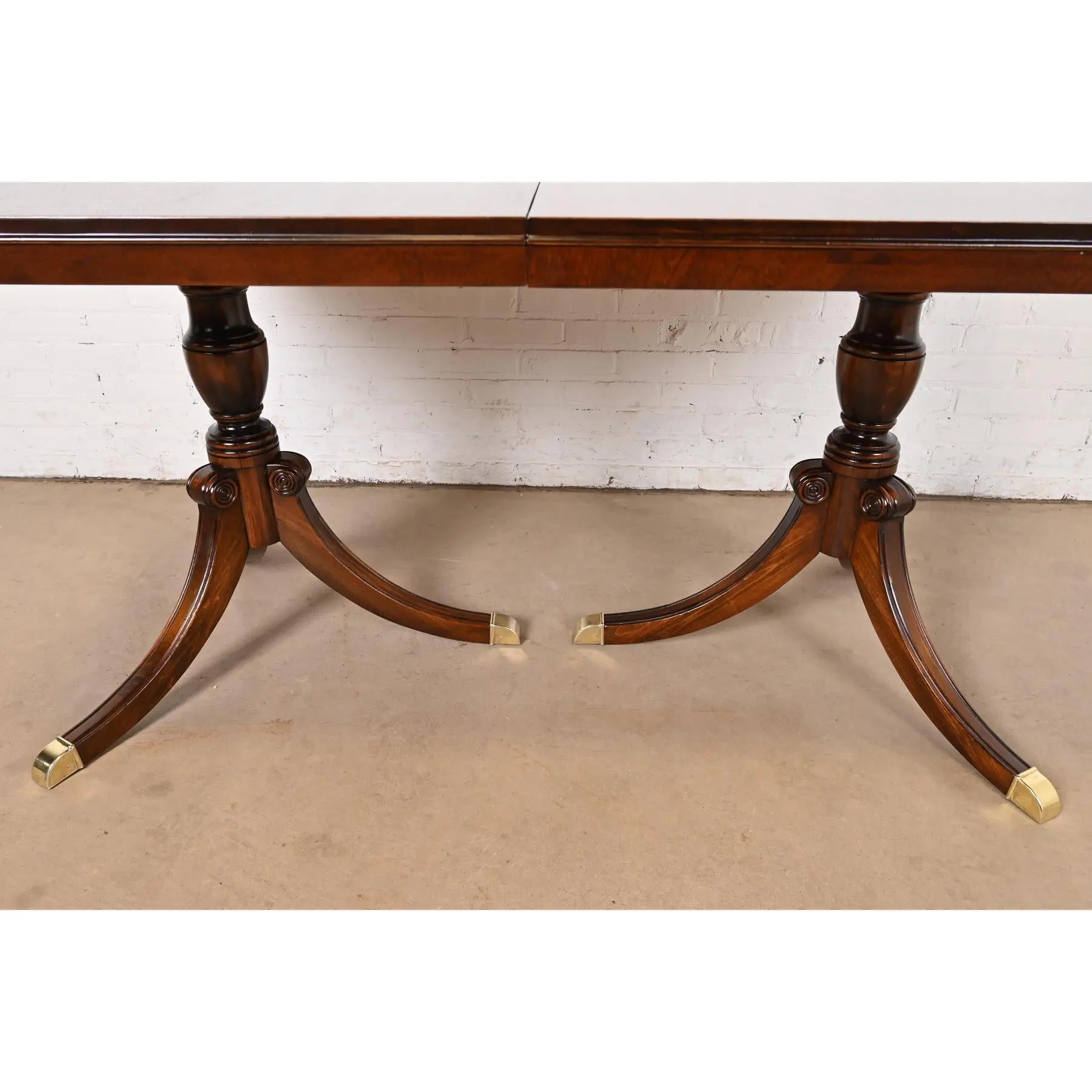 Table de salle à manger géorgienne Drexel à double piédestal, revernie en vente 4