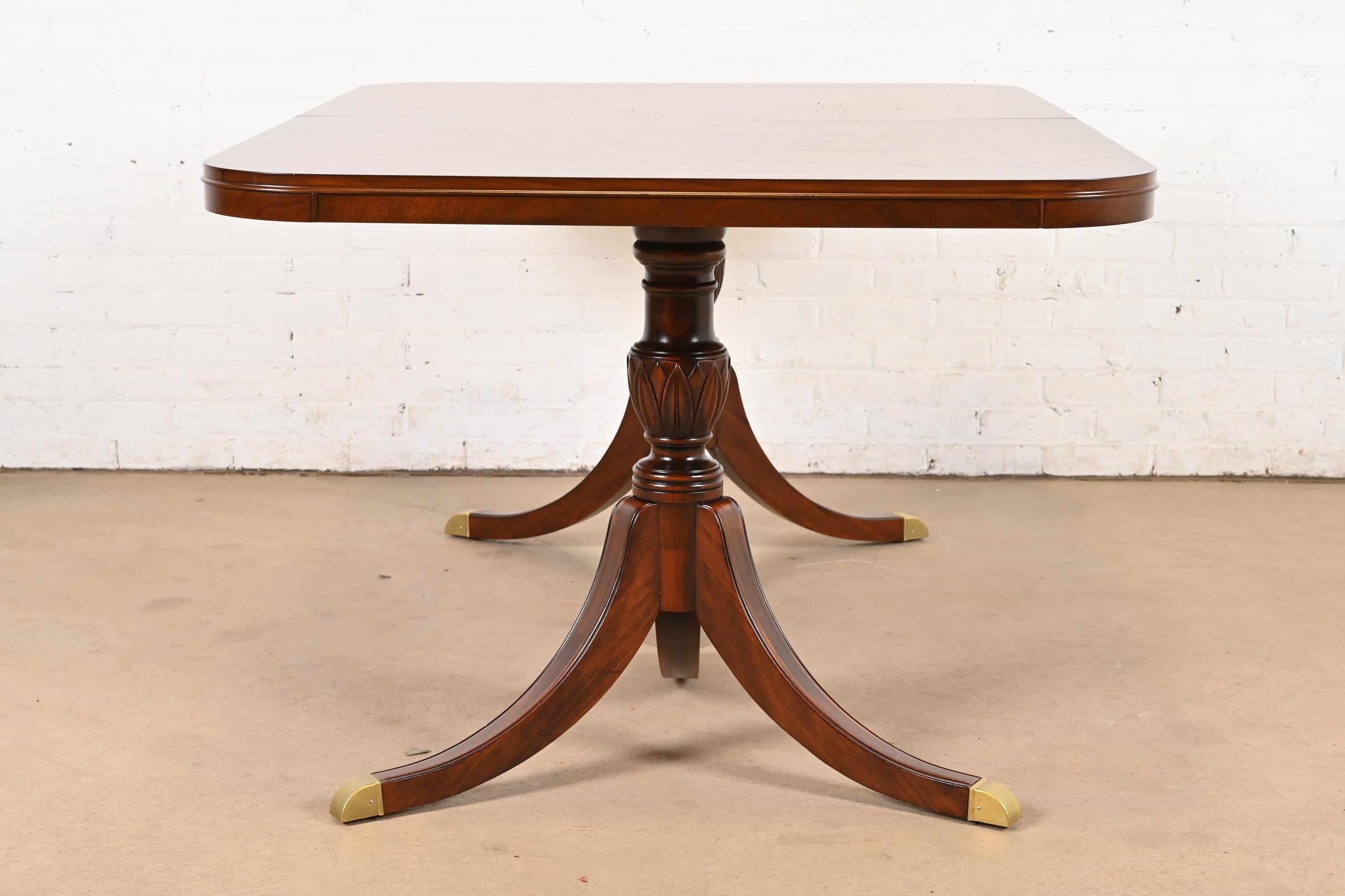 Mesa de comedor extensible de doble pedestal Drexel Georgian de caoba,  Refinished en venta 4
