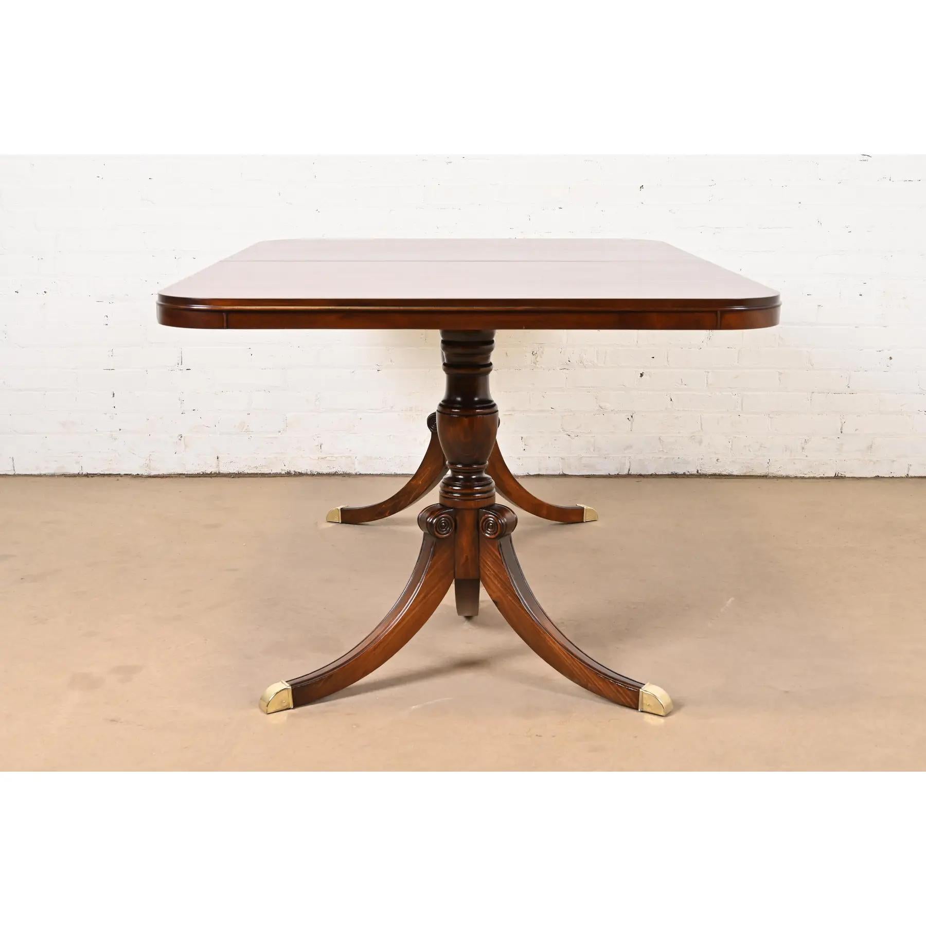 Table de salle à manger géorgienne Drexel à double piédestal, revernie en vente 5