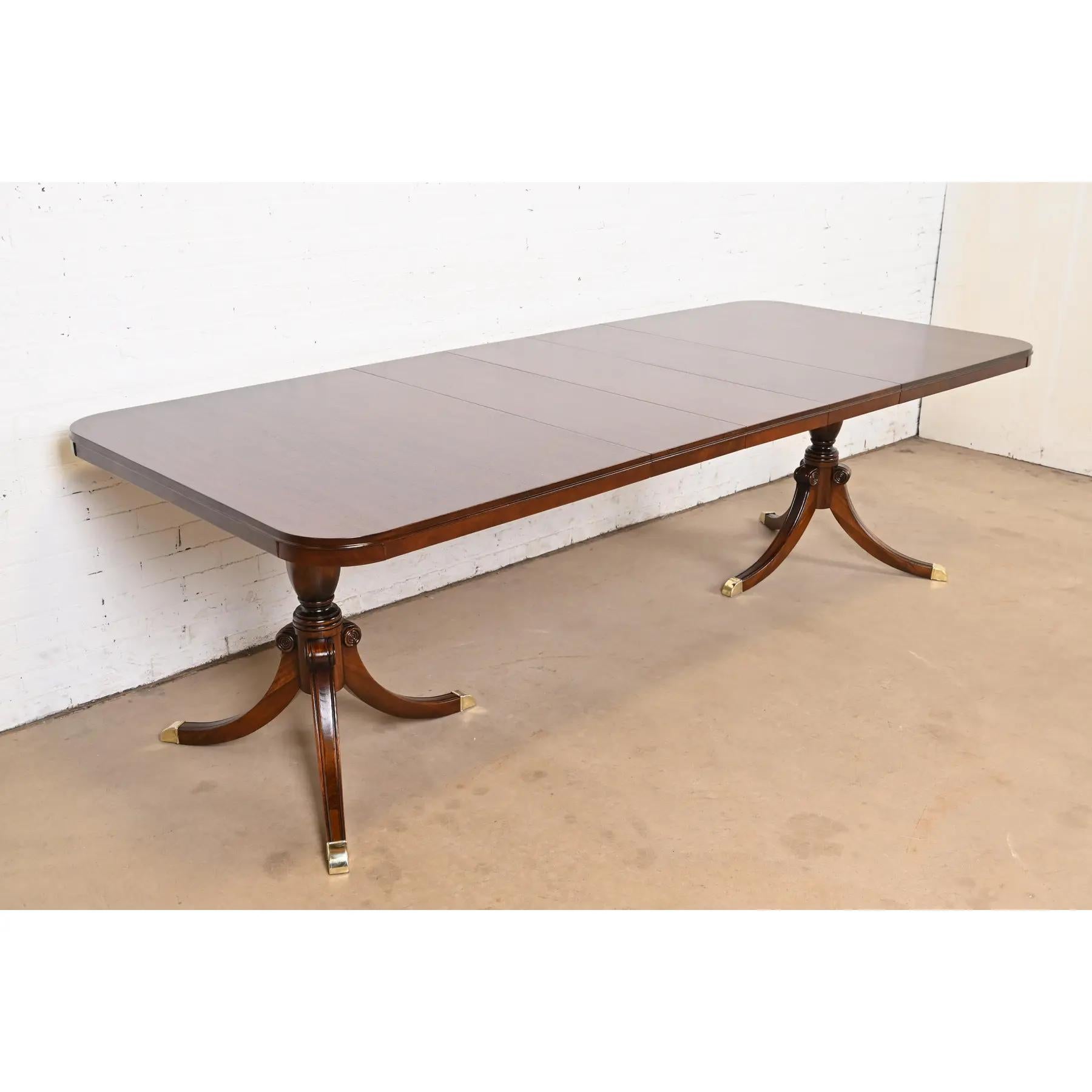 Exceptionnelle table à manger à rallonge à double piédestal de style Géorgien ou Régence.

Par Drexel

USA, Circa 1950s

Magnifique acajou, avec des piédestaux en acajou sculpté, et des pieds coiffés de laiton.

Dimensions : 61,5 
