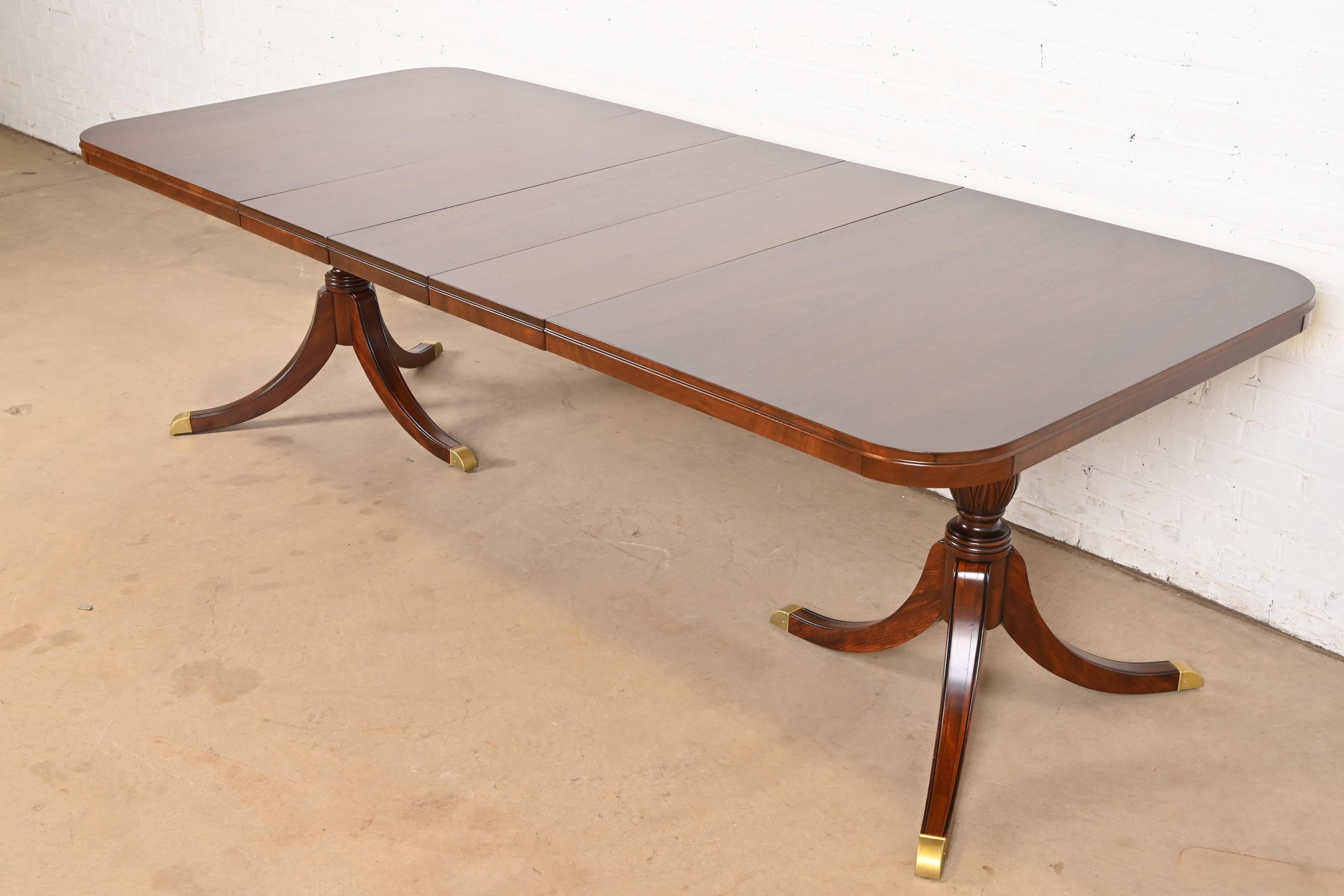 Una excepcional mesa de comedor extensible de doble pedestal de estilo Georgiano o Regencia

Por Drexel

EEUU, circa 1950s

Preciosa caoba a juego con el libro, con pedestales de caoba maciza tallada, y pies rematados en latón.

Medidas: 62 
