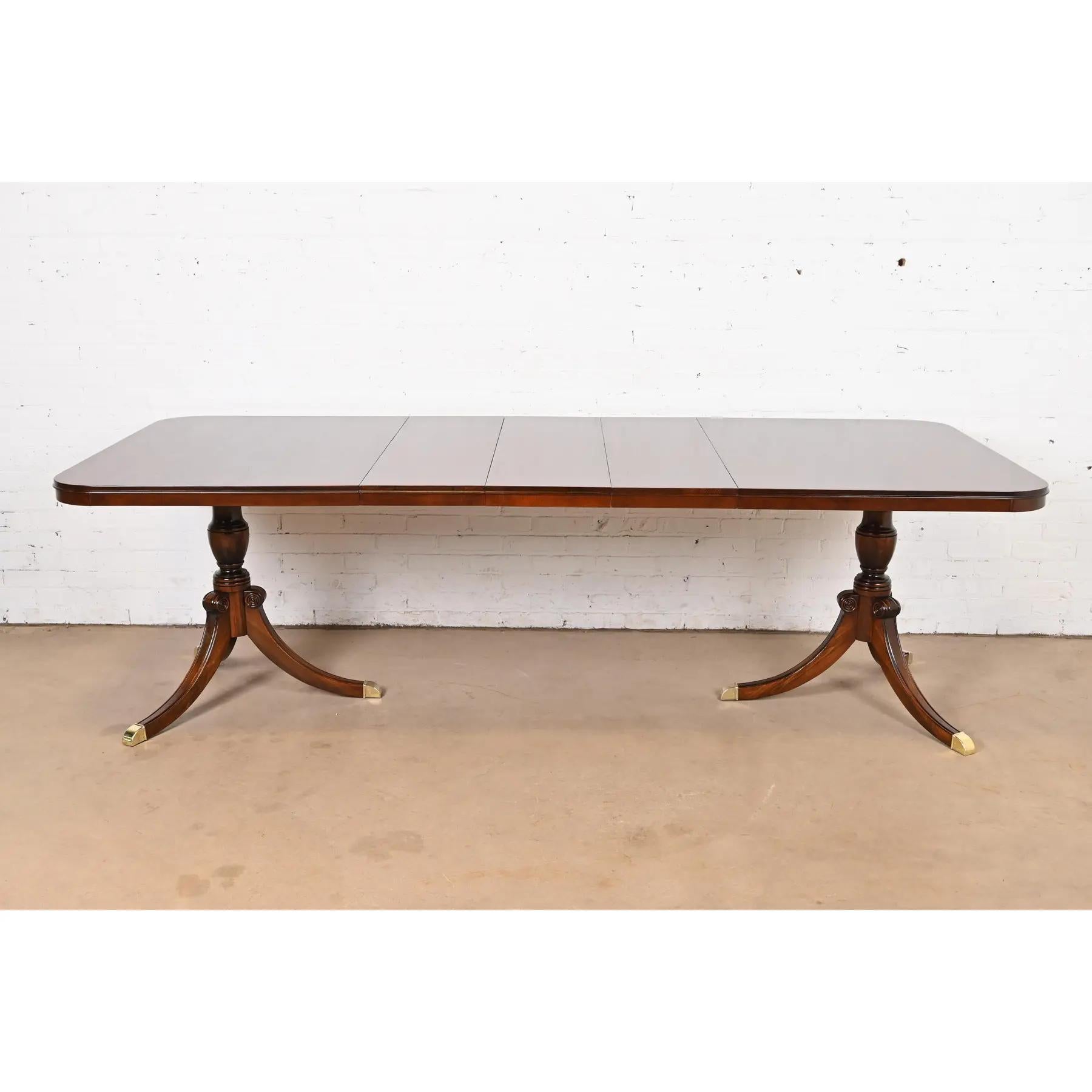Georgien Table de salle à manger géorgienne Drexel à double piédestal, revernie en vente