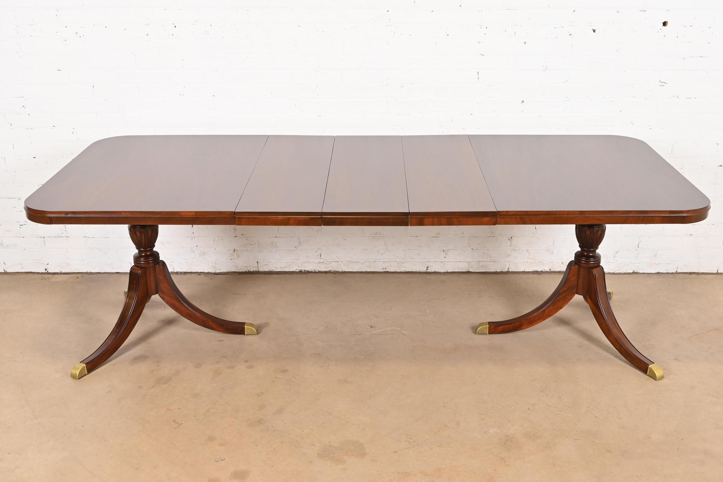 Mesa de comedor extensible de doble pedestal Drexel Georgian de caoba,  Refinished Georgiano en venta