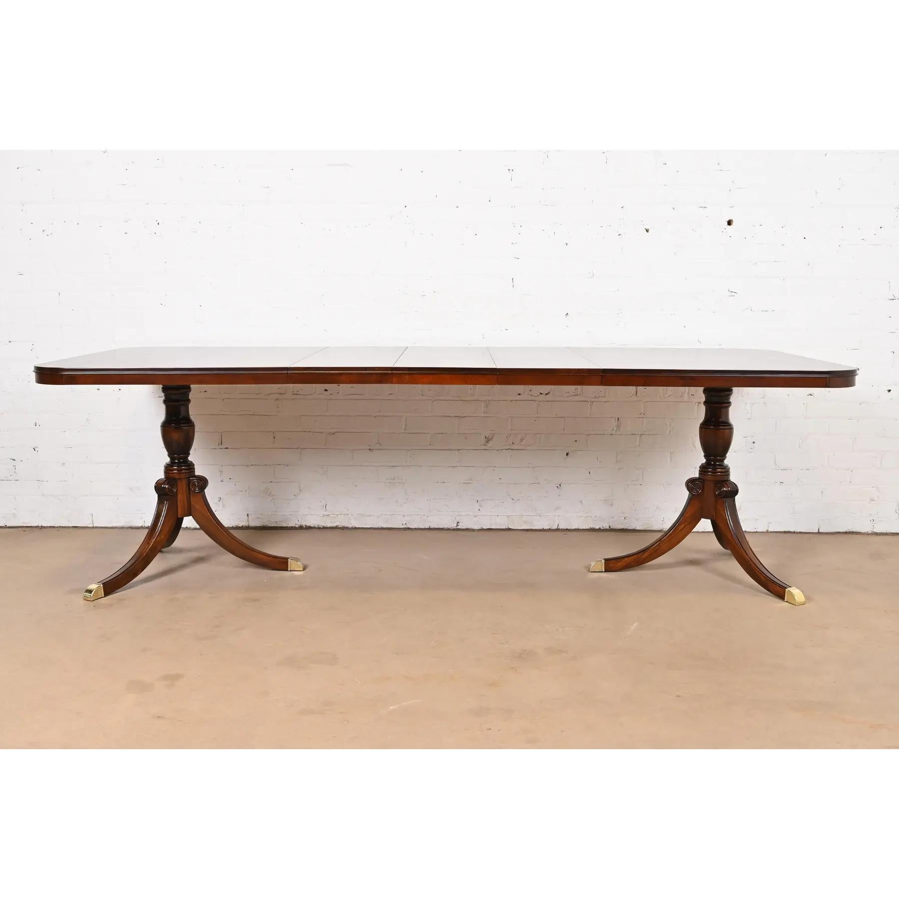 Américain Table de salle à manger géorgienne Drexel à double piédestal, revernie en vente