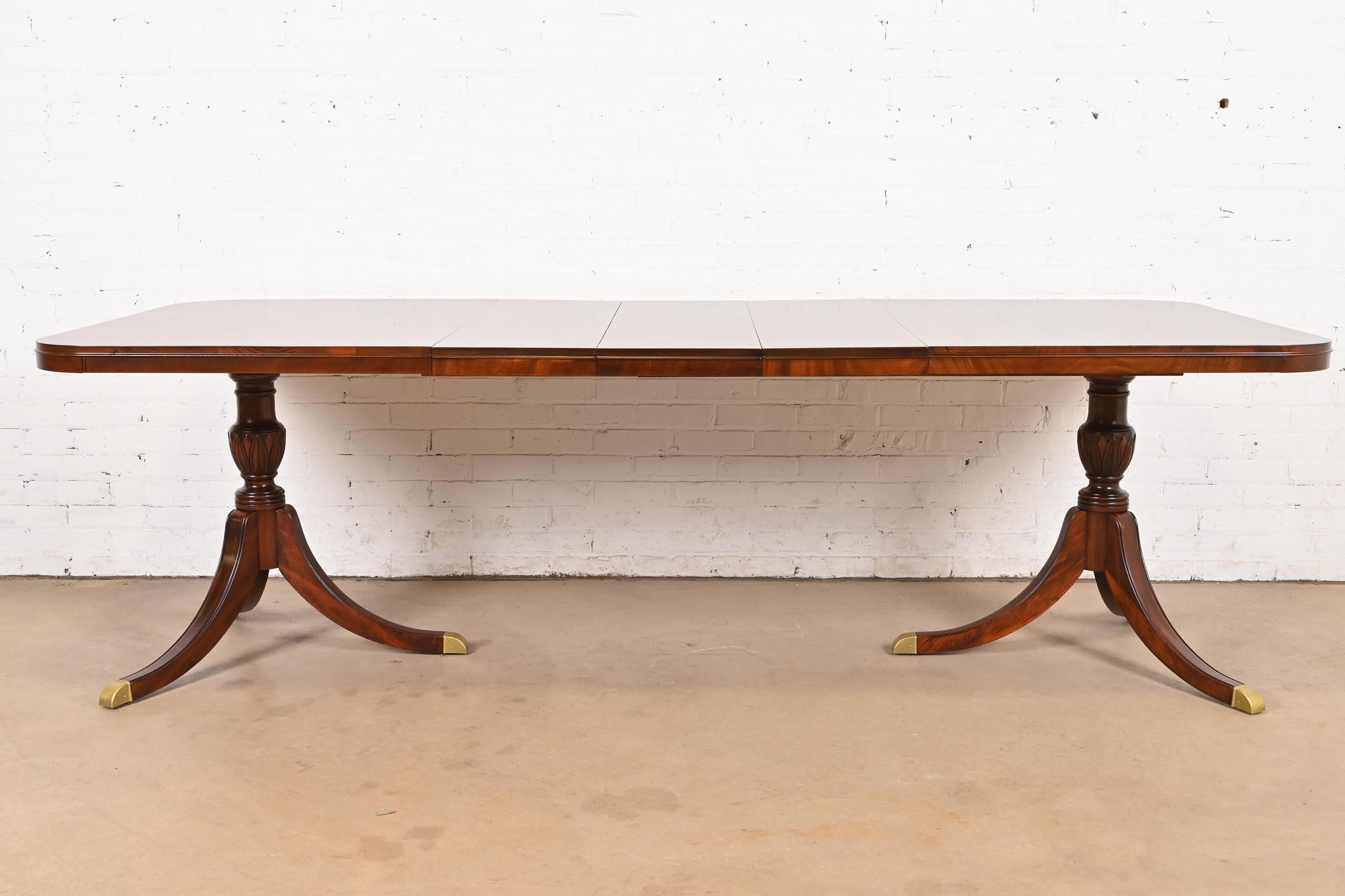 Mesa de comedor extensible de doble pedestal Drexel Georgian de caoba,  Refinished Estadounidense en venta