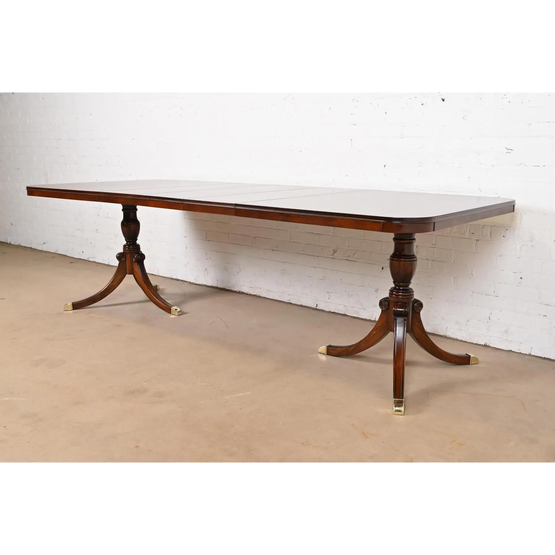 Table de salle à manger géorgienne Drexel à double piédestal, revernie Bon état - En vente à South Bend, IN