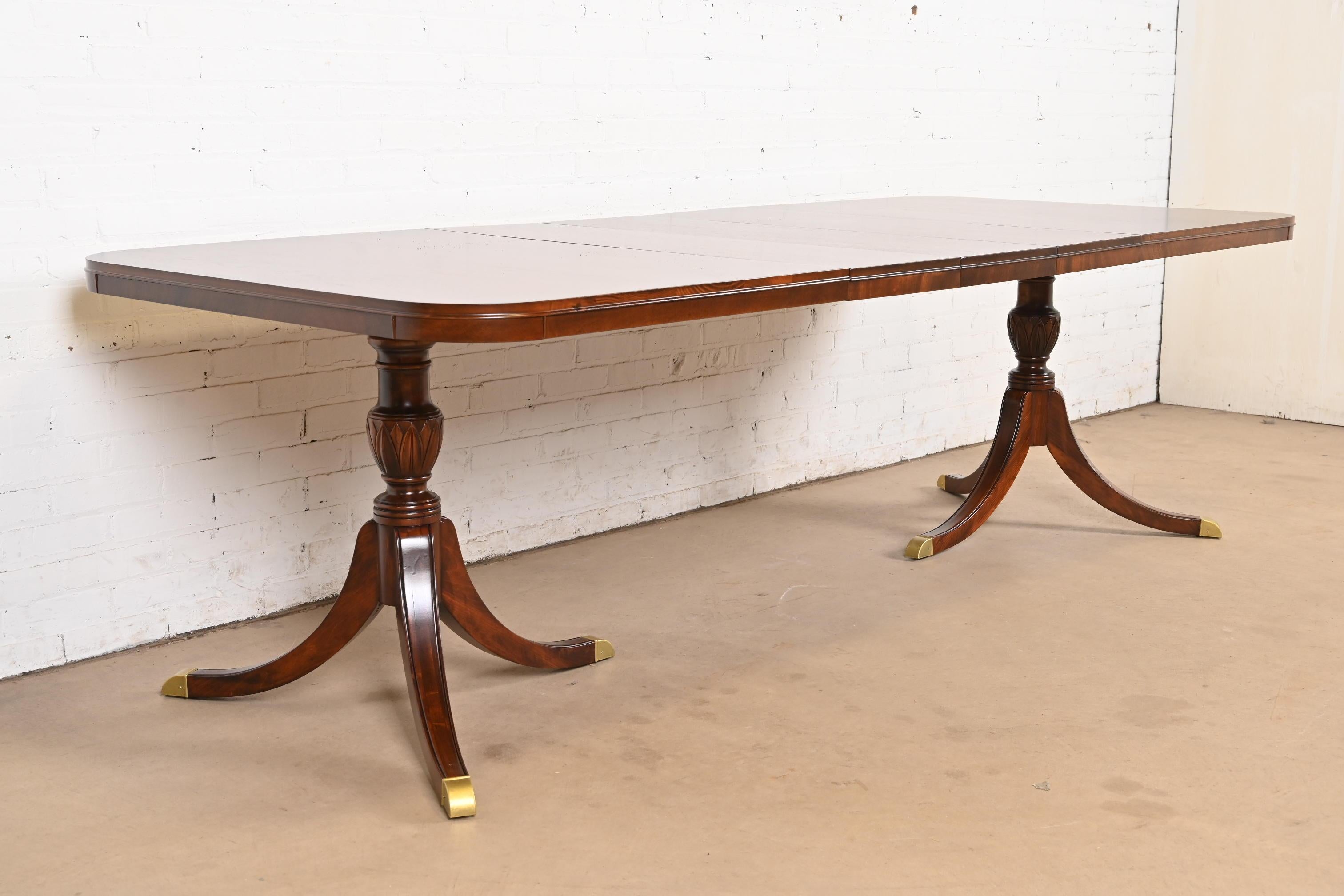 Mesa de comedor extensible de doble pedestal Drexel Georgian de caoba,  Refinished en Bueno estado para la venta en South Bend, IN