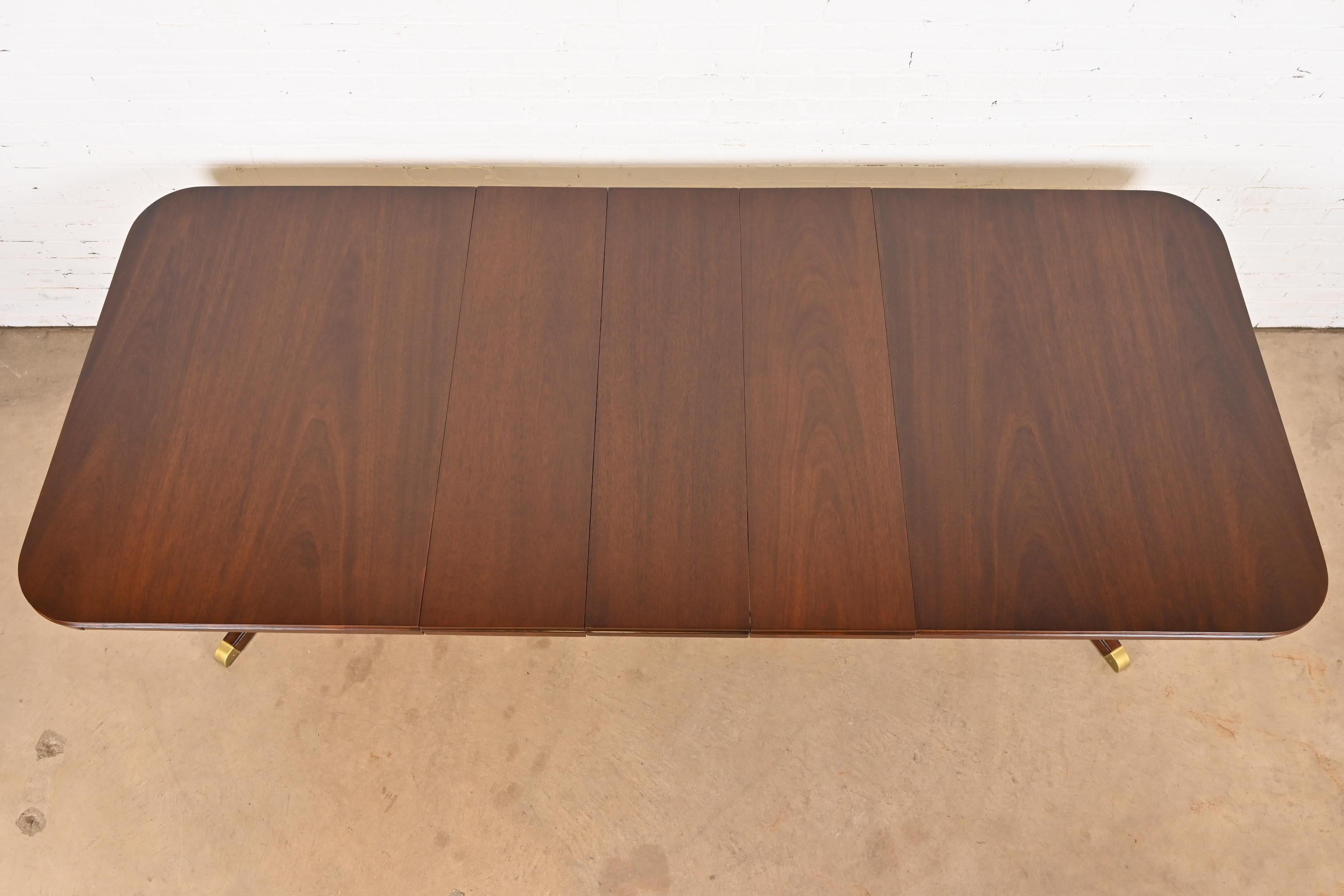 Mesa de comedor extensible de doble pedestal Drexel Georgian de caoba,  Refinished mediados del siglo XX en venta