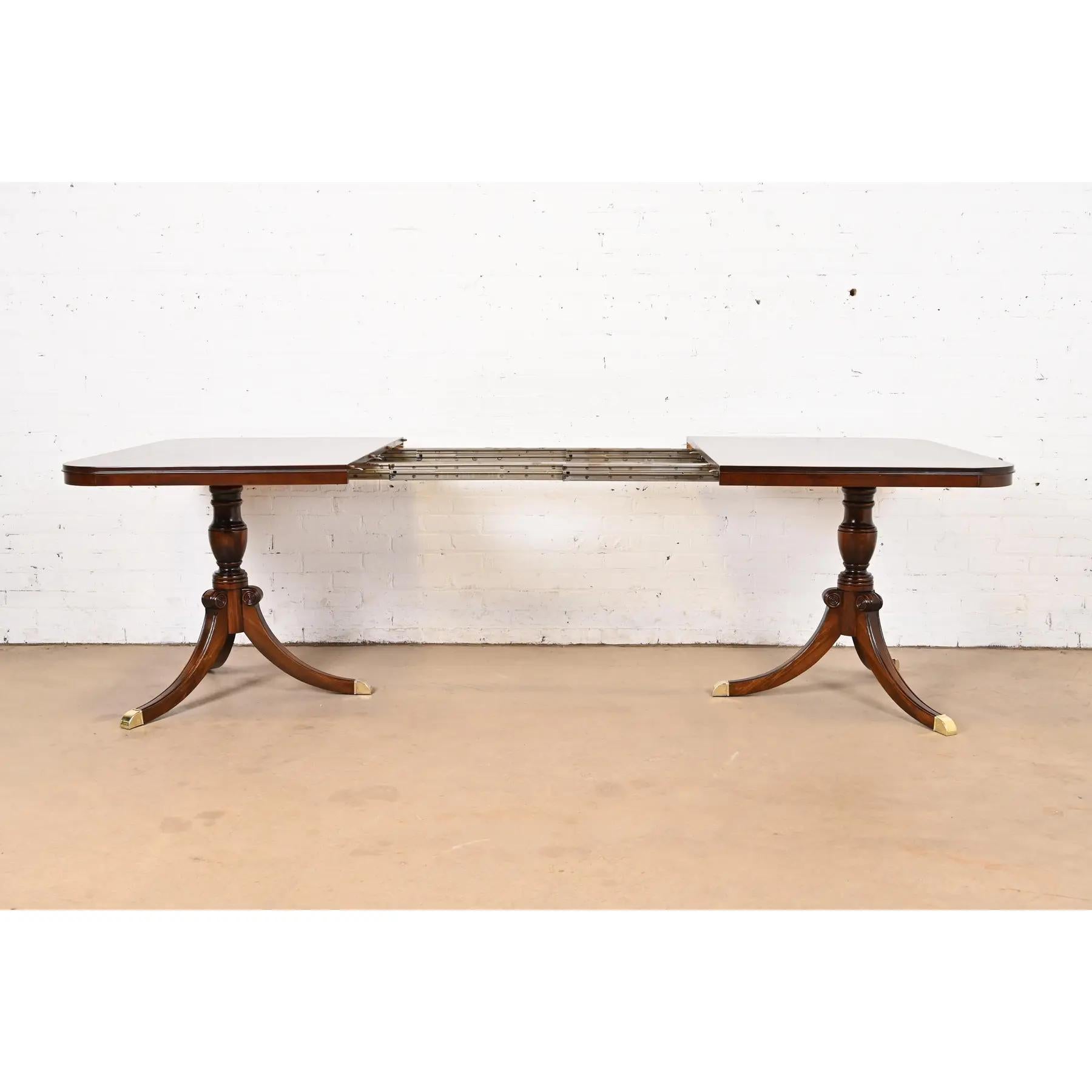 Laiton Table de salle à manger géorgienne Drexel à double piédestal, revernie en vente
