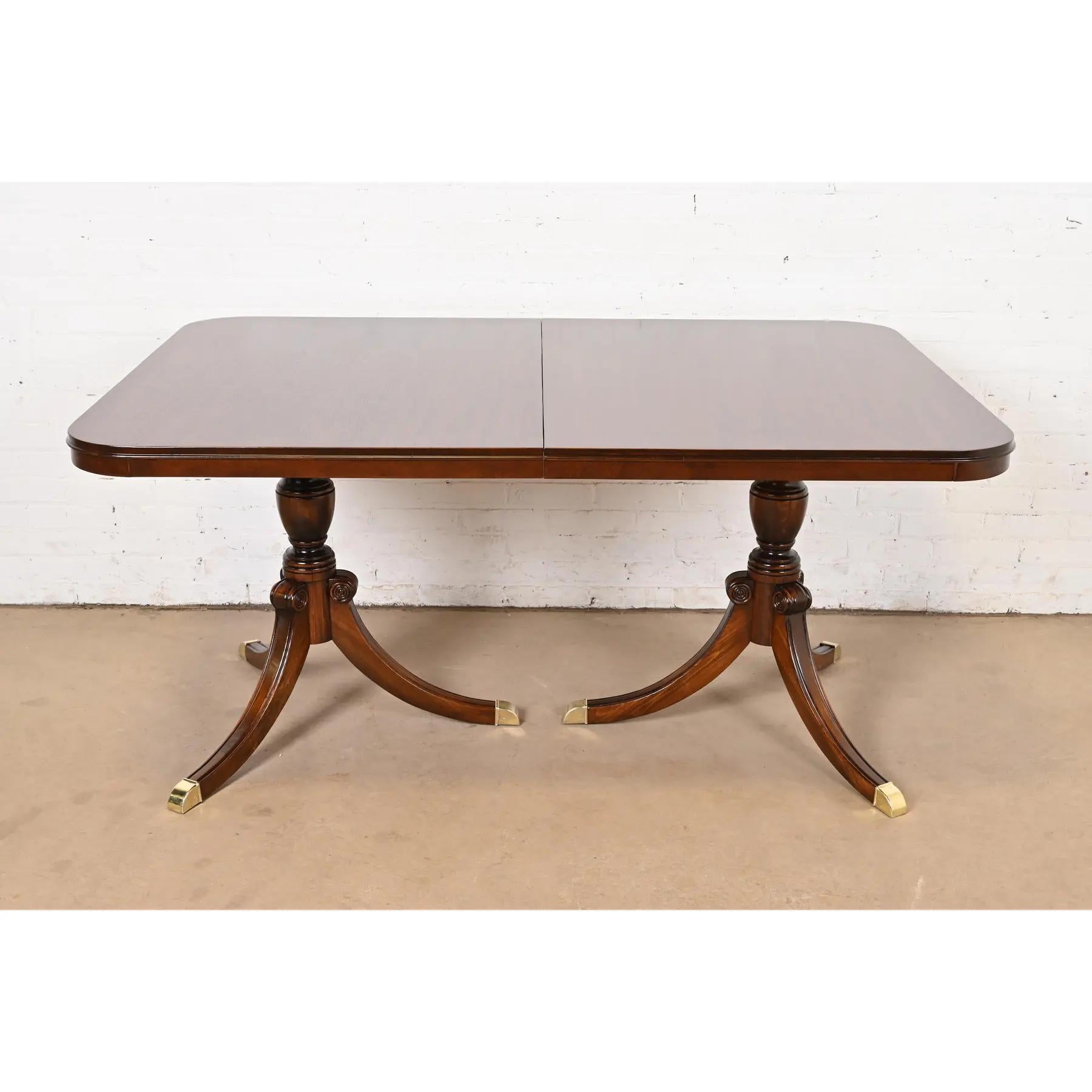 Table de salle à manger géorgienne Drexel à double piédestal, revernie en vente 1