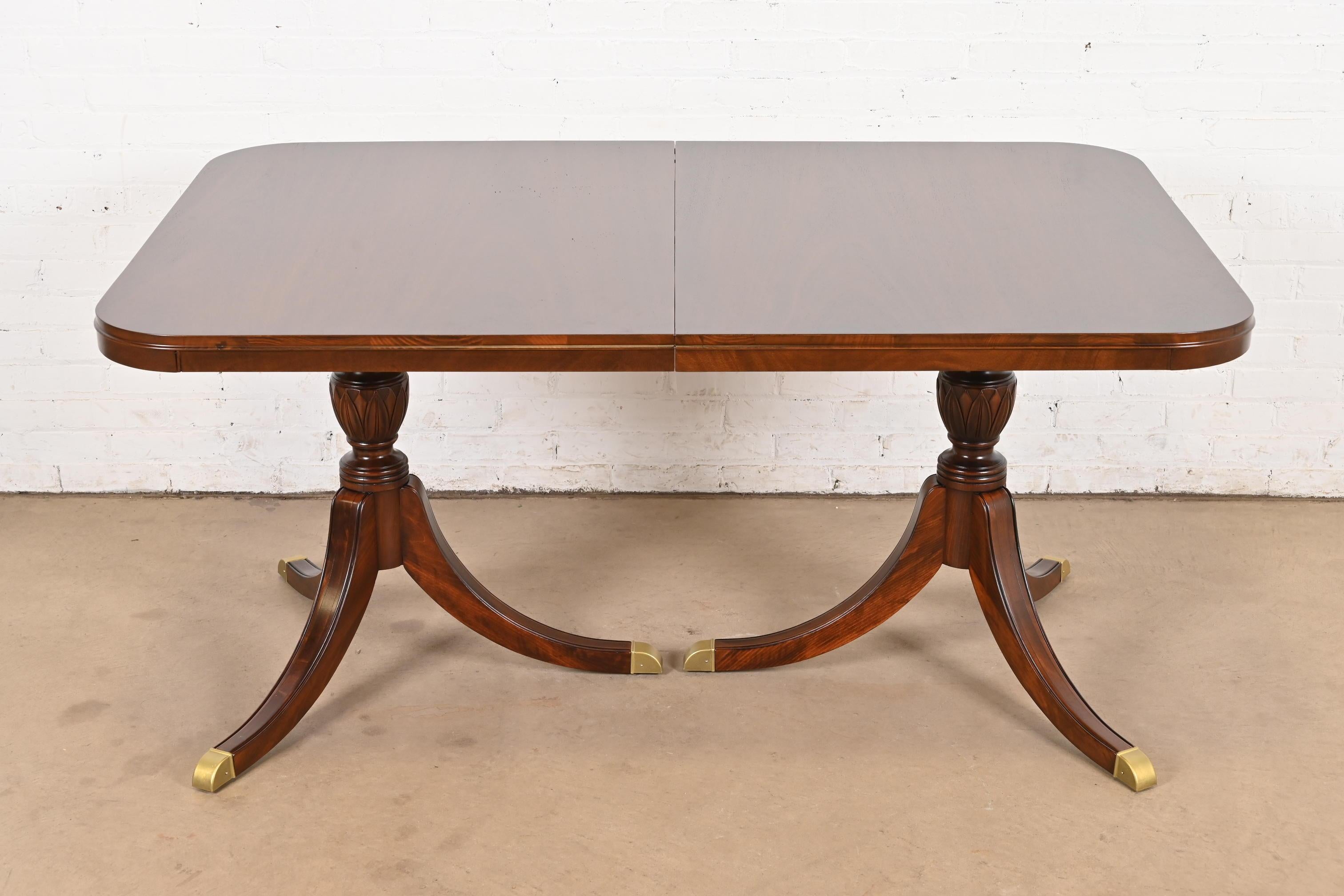 Mesa de comedor extensible de doble pedestal Drexel Georgian de caoba,  Refinished en venta 1