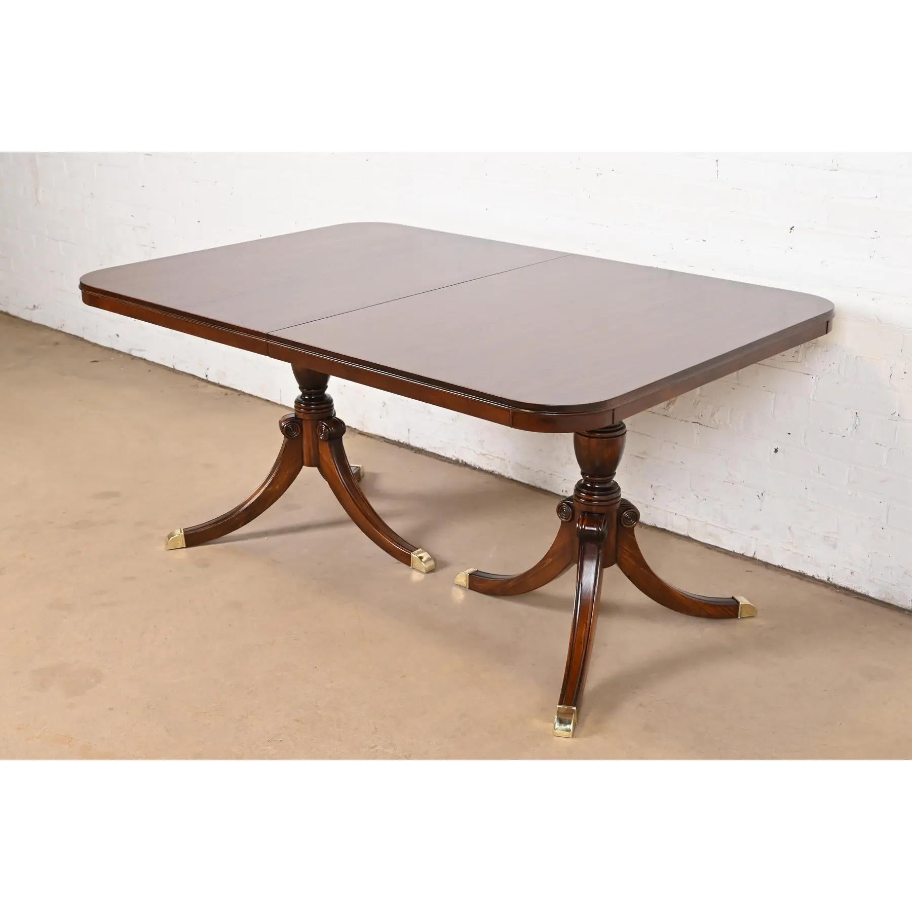 Table de salle à manger géorgienne Drexel à double piédestal, revernie en vente 2