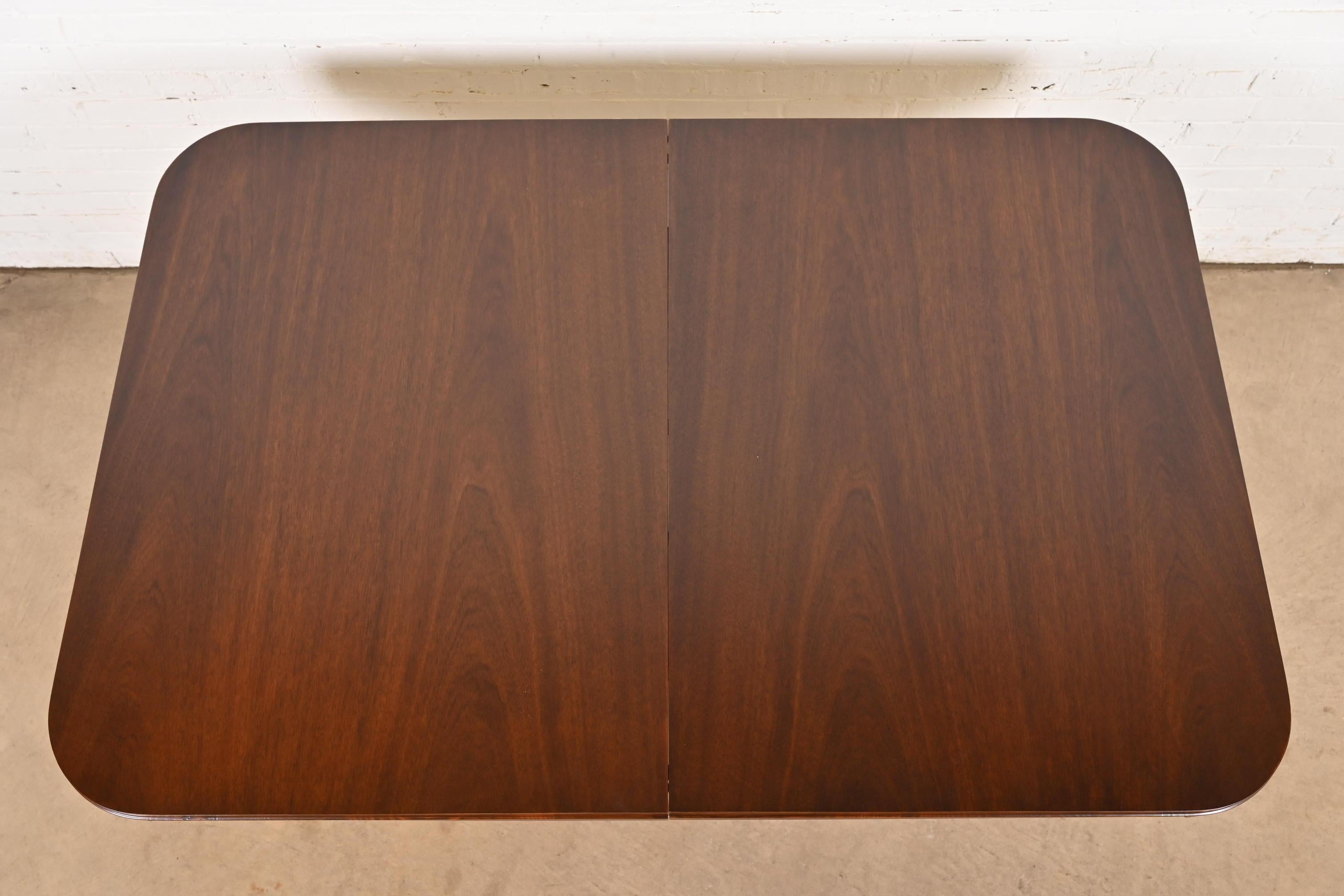Mesa de comedor extensible de doble pedestal Drexel Georgian de caoba,  Refinished en venta 2