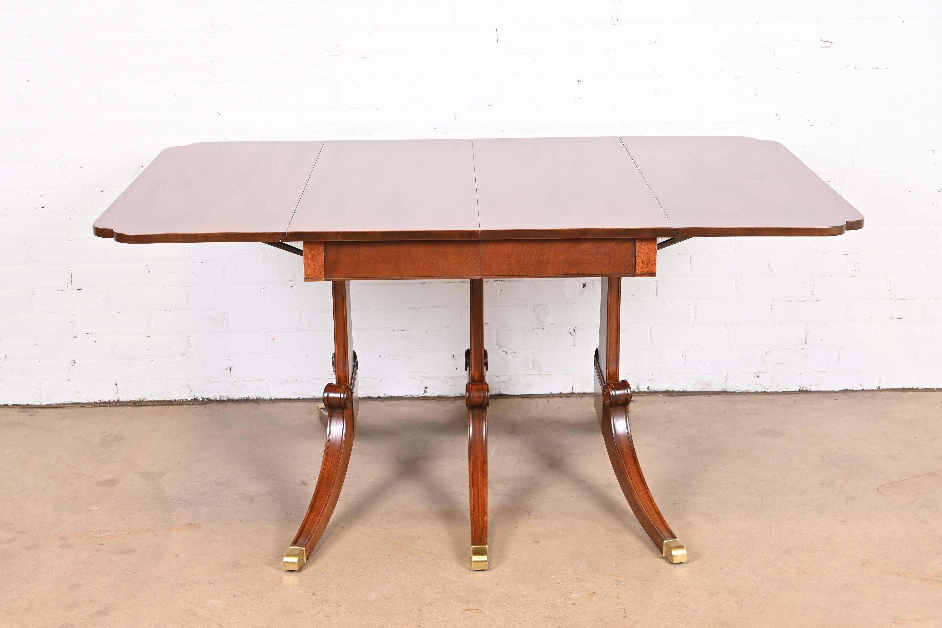 Drexel Georgian Mahogany Triple Pedestal Extension Dining Table, Refinished In Good Condition For Sale In South Bend, IN