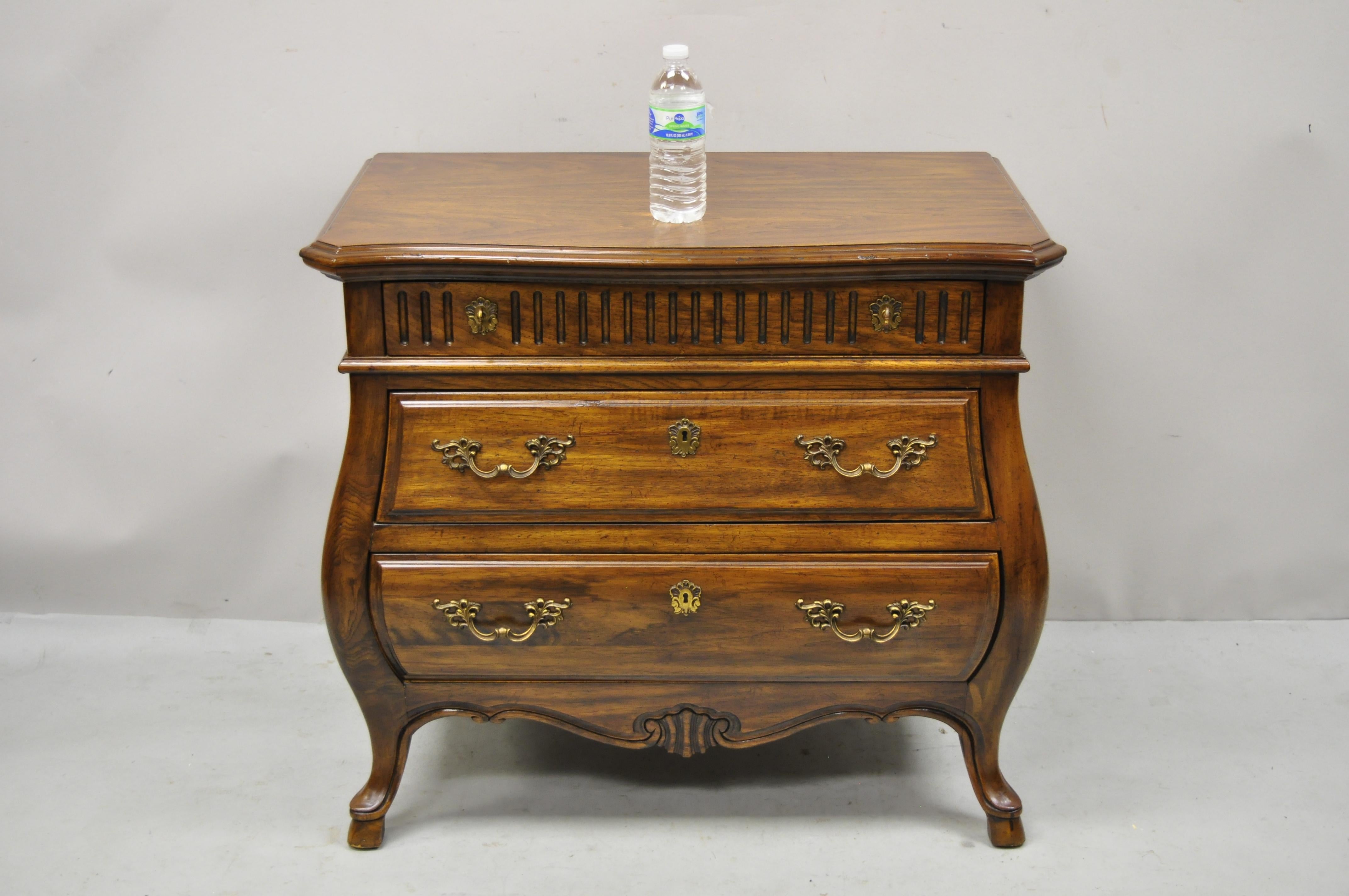 Drexel Grand Villa 3 drawer oak bombe commode chest nightstand dresser. Item features bombe form, solid wood construction, nicely carved details, original label, 3 drawers, cabriole legs, solid brass hardware, quality American craftsmanship, great