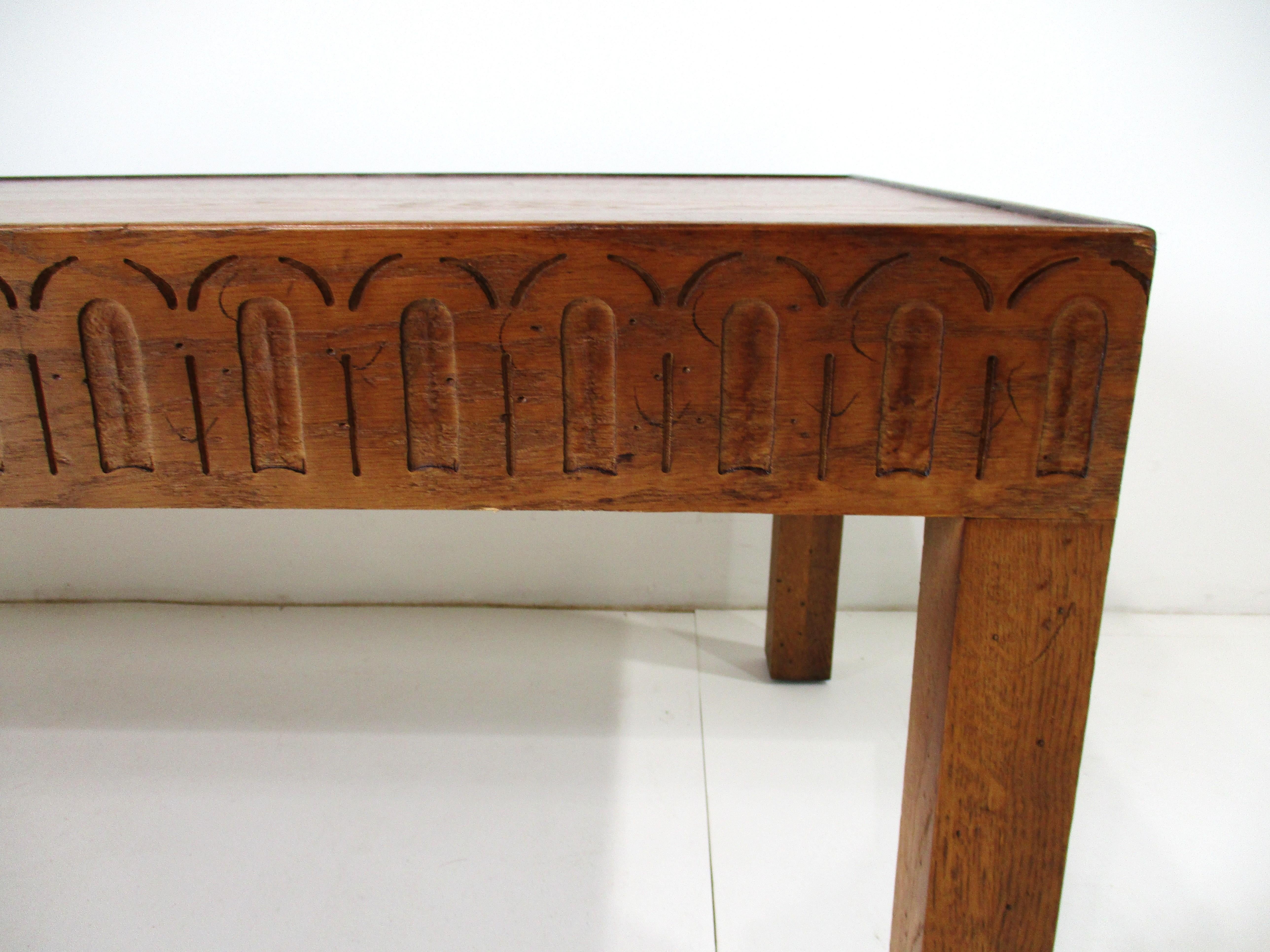 Table basse de milieu de siècle sculptée Drexel Guildhall en vente 3