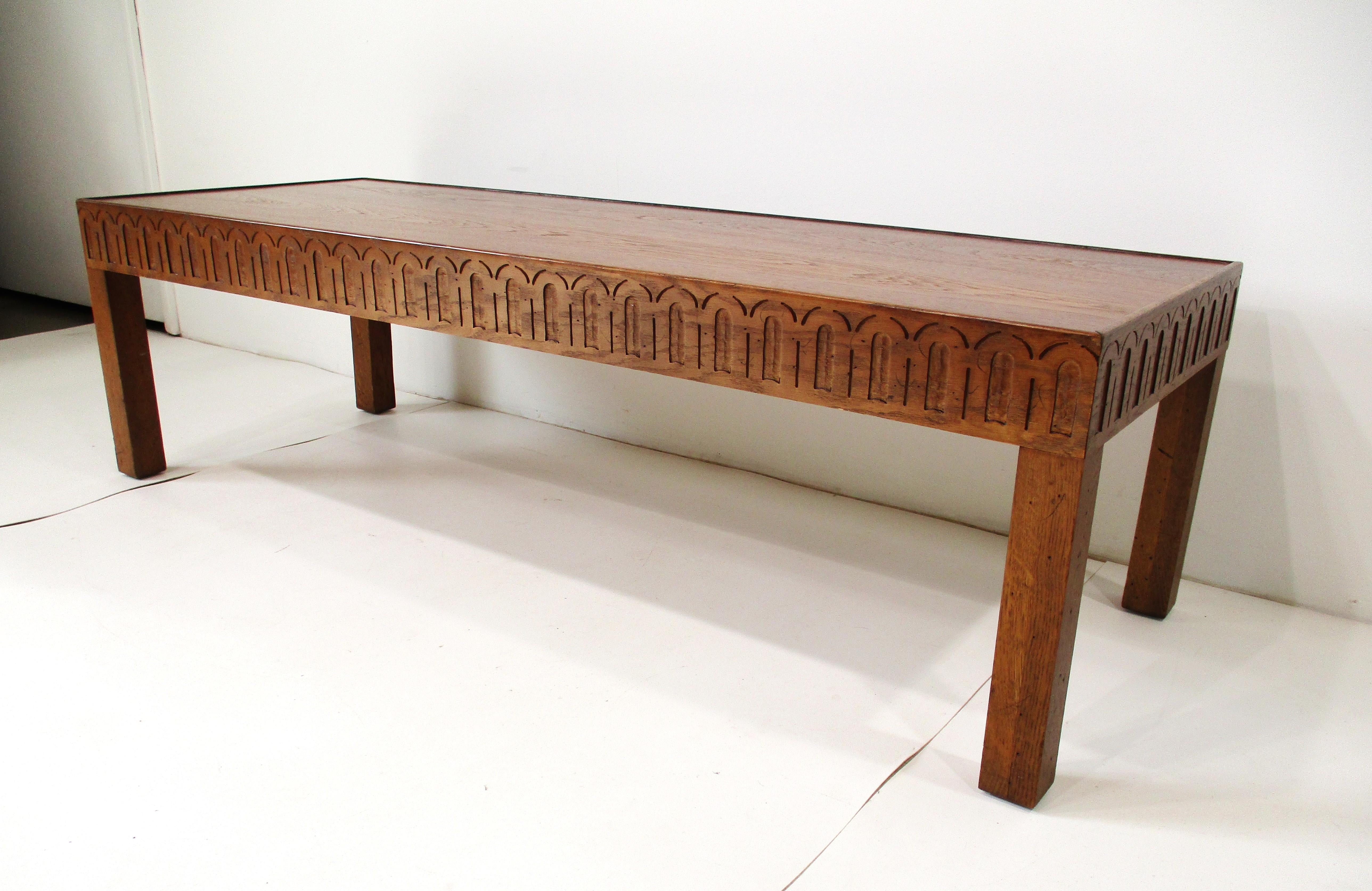 Table basse de milieu de siècle sculptée Drexel Guildhall en vente 5
