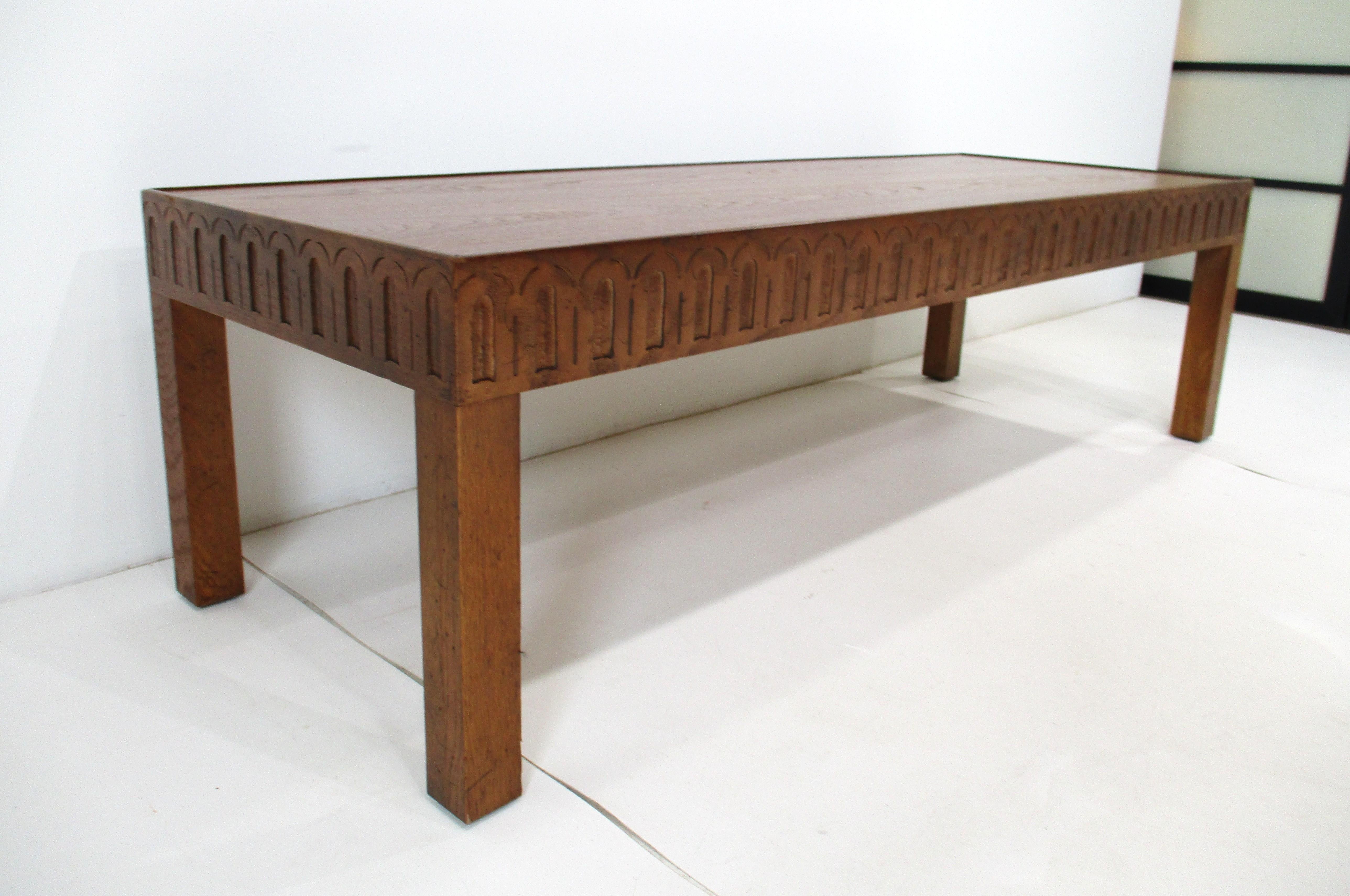 Table basse de milieu de siècle sculptée Drexel Guildhall en vente 6