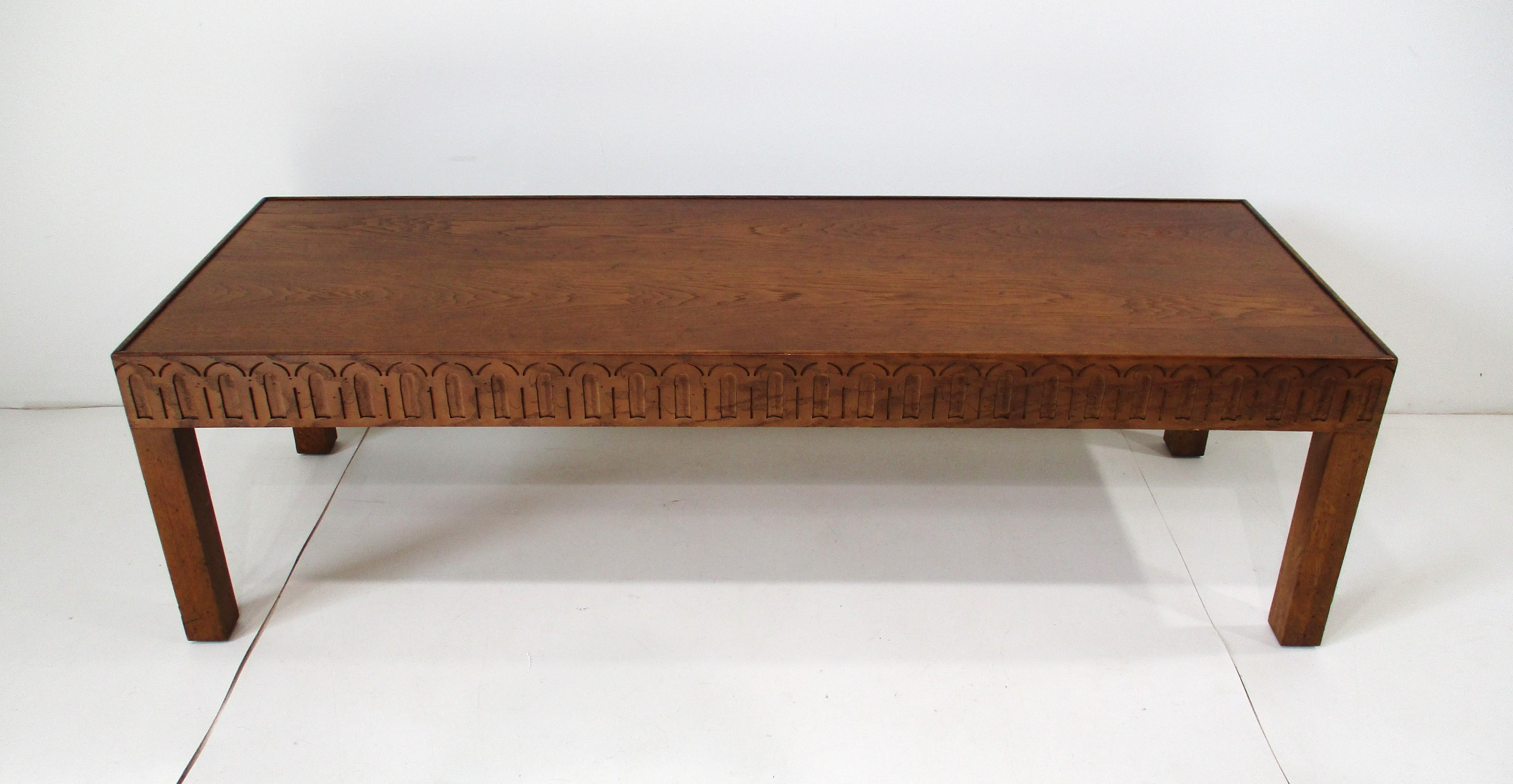 Une table basse bien fabriquée avec des bords latéraux sculptés qui en font une pièce unique. Cette table de style Parsons du milieu du siècle présente des marques de patine et une fausse usure qui lui confèrent un éclat chaleureux. Elle