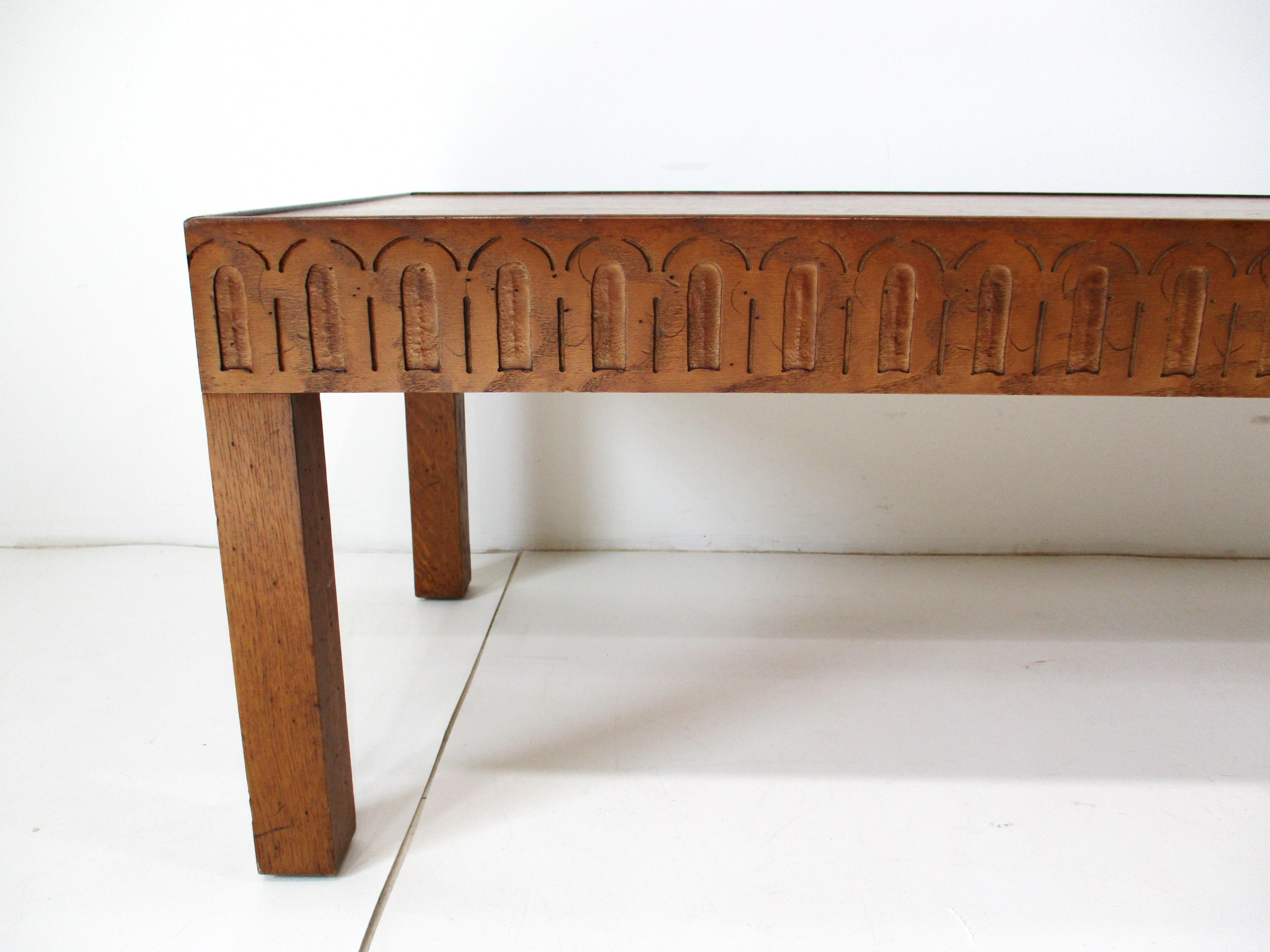 Mid-Century Modern Table basse de milieu de siècle sculptée Drexel Guildhall en vente