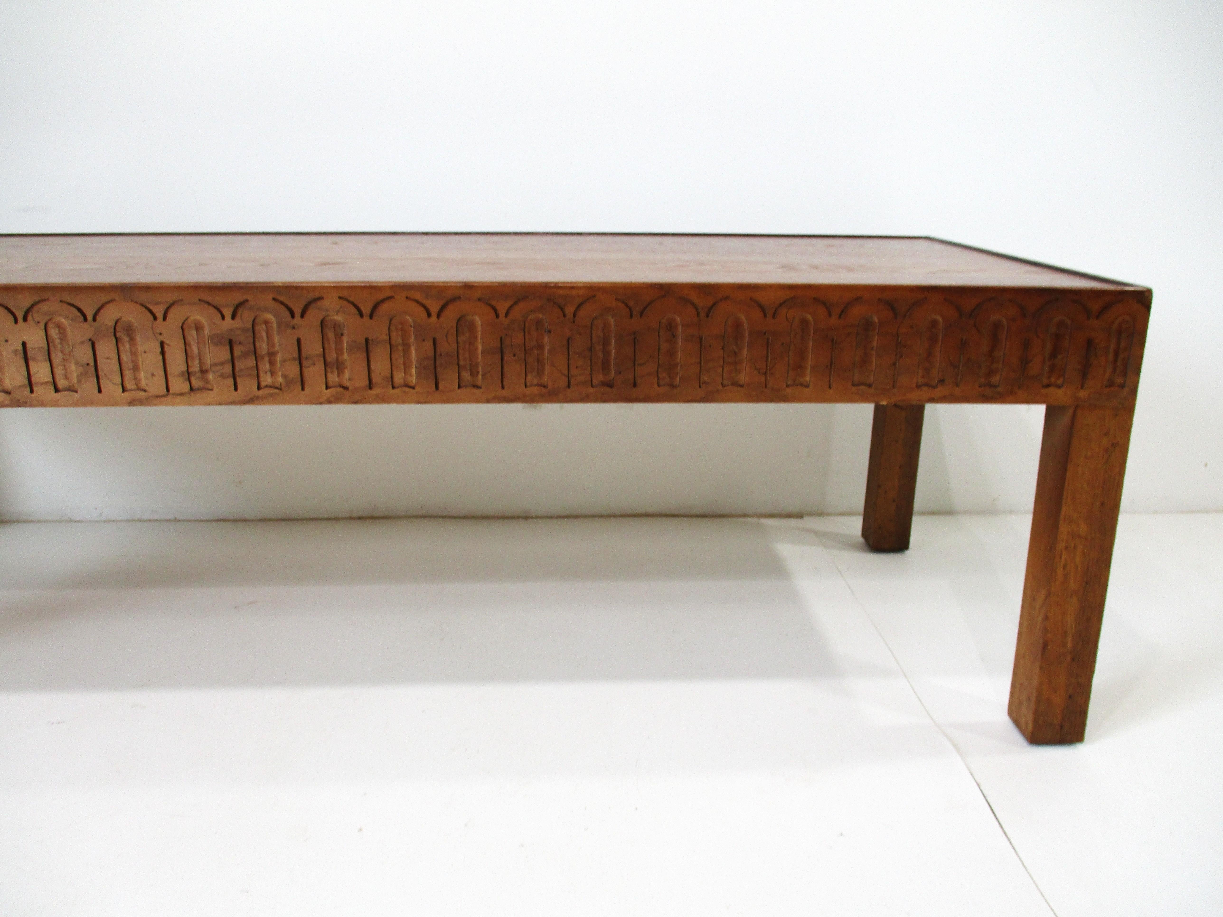 Américain Table basse de milieu de siècle sculptée Drexel Guildhall en vente