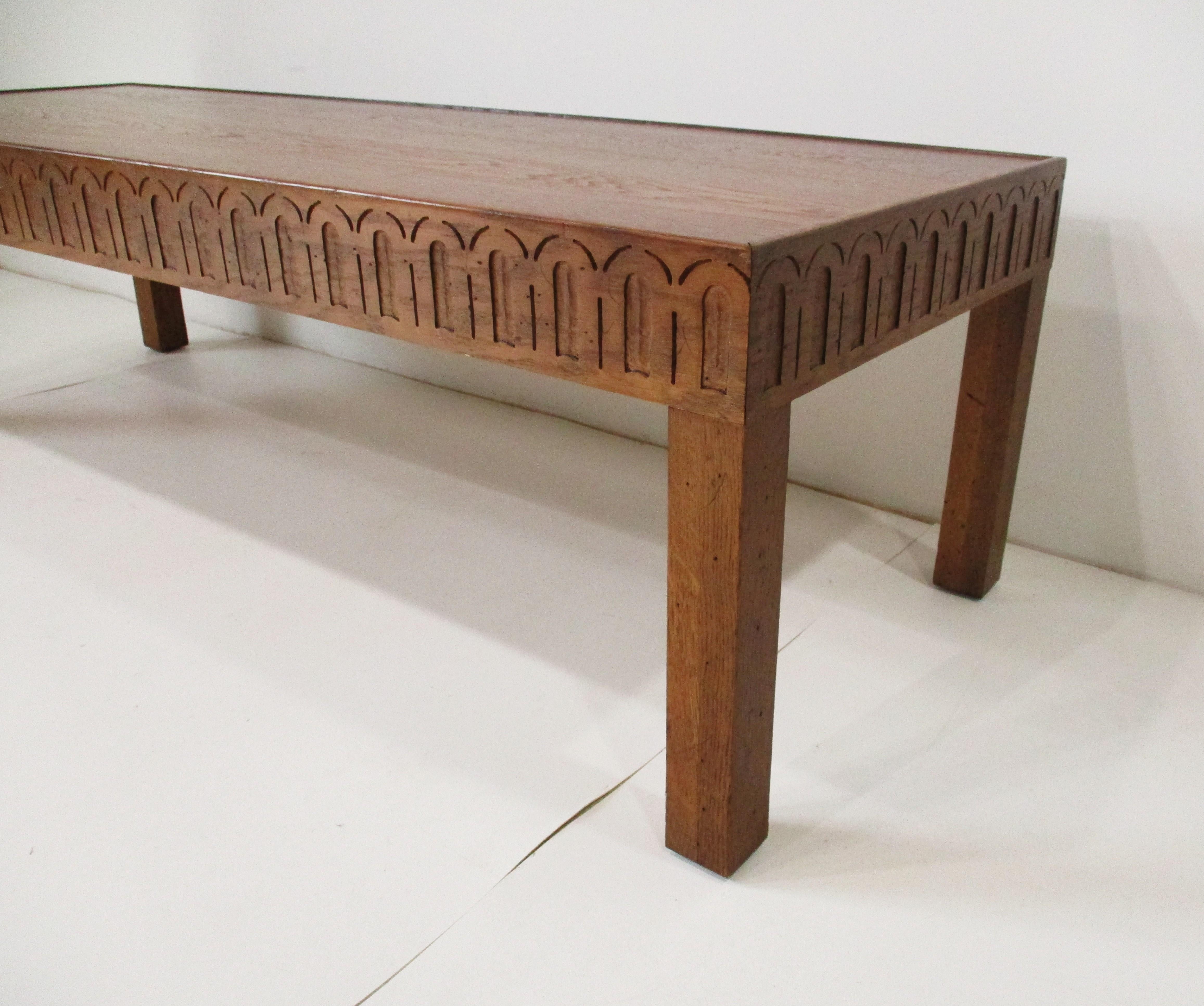 Table basse de milieu de siècle sculptée Drexel Guildhall Bon état - En vente à Cincinnati, OH